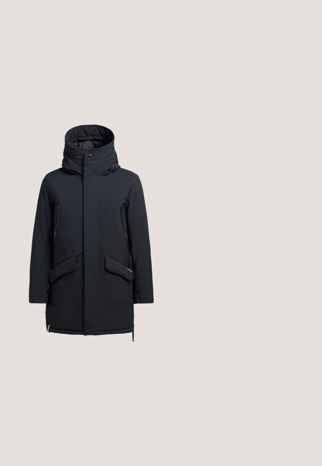 khujo CARL - Vinterfrakke - dunkelblau; Marineblå sweatshirt med lynlås i halsen, lange ærmer, struktureret krave og et minimalistisk design. Fremstillet af blødt, tekstureret stof.; Ensfarvet mørk marineblå T-shirt med korte ærmer og rund halsudskæring med sort hævet "BOGNER" tekst over brystet.; Marineblå sweatpants med snøre i taljen, sidelommer med lynlås og et lige ben; lavet af blødt stof med en glat tekstur.; Brune ruskinds ankelstøvle med snørebånd, rund tå, sort gummisål og syningsdetaljer. Har en løftestrop ved hælen.; Kompakt toilettaske i marineblå fra BOSS med forreste lynlåslomme og sort lynlåstræk på ensartet, lyst baggrund.
