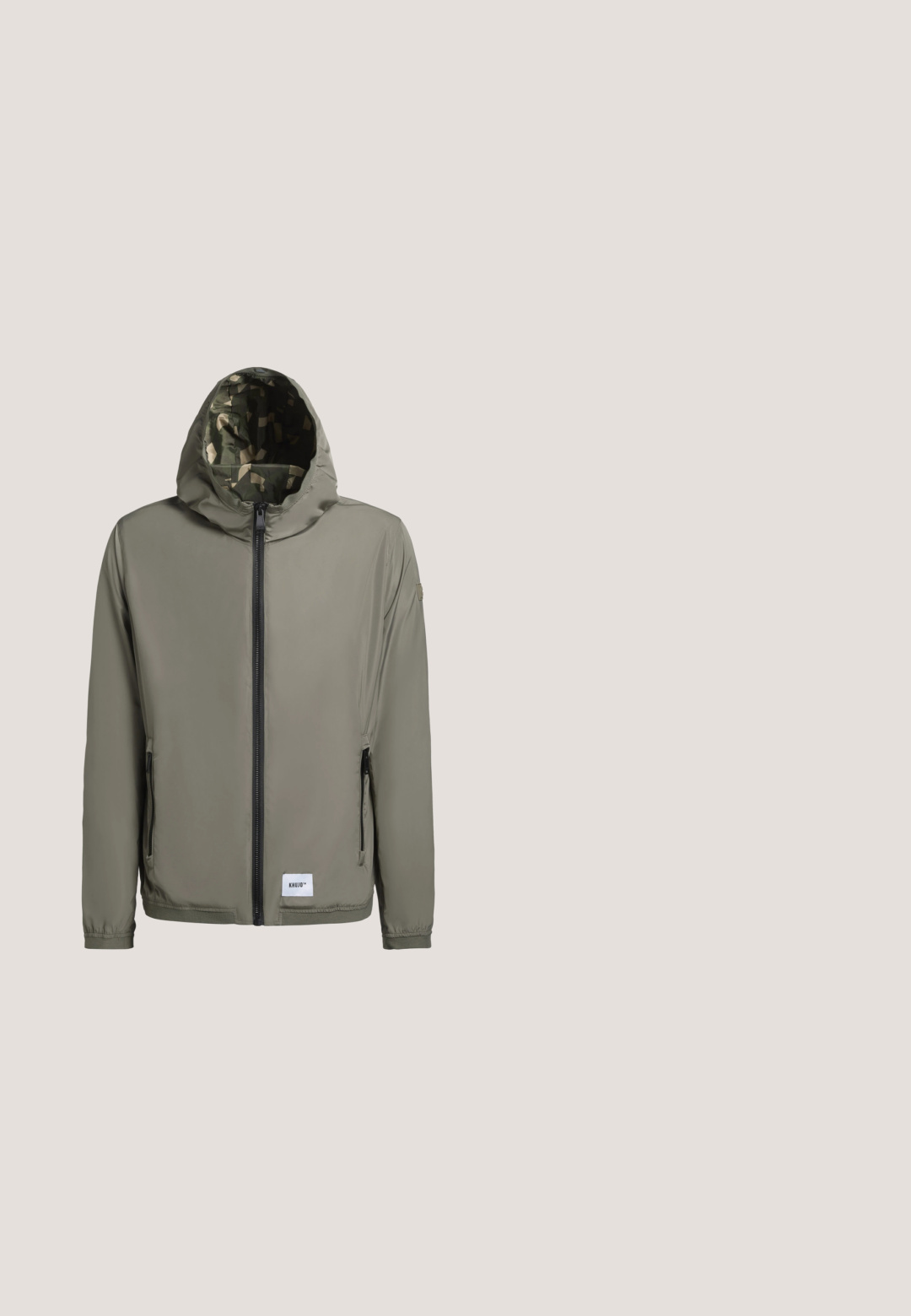 Kapuzejacke in Olivgrün mit Reißverschluss, ausgestattet mit Seitentaschen und einem Camouflage-Muster auf der Innenseite der Kapuze. Glatte Textur.; Olivgrüner Pullover mit Reißverschlusskragen aus Strickstoff. Mit gerippten Bündchen und Saum, sowie einem kleinen Lederpatch auf der unteren Seite.; Helles Khaki-T-Shirt, kurze Ärmel, Rundhalsausschnitt, weiche Textur, glatter Stoff, ohne Muster oder Akzente, gerade geschnitten, neutrale Farbe.; Helle beige Leinenhose mit elastischem Bund, geradem Bein und einer Gesäßtasche. Glatte Textur, legerer Stil.; Braune Wildleder-Stiefeletten mit runder Zehenpartie, hellbrauner Sohle und beigen Schnürsenkeln. Verfügt über ein strukturiertes Obermaterial und eine leichte, robuste Sohle.; Braune Canvas-Umhängetasche mit Klappenverschluss, ausgestattet mit zwei Lederriemen, Metallbeschlägen und einer seitlichen Reißverschlusstasche.