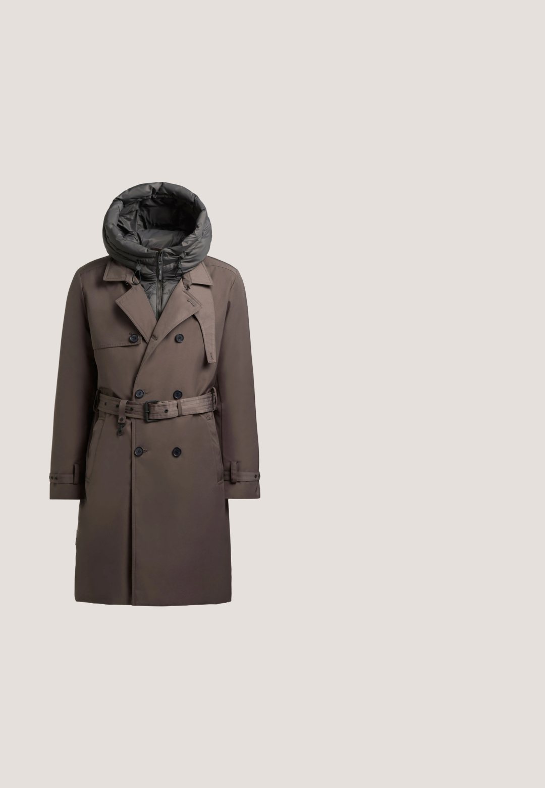 Manteau trench marron avec une capuche rembourrée grise amovible, fermeture à boutons, ceinture et poches latérales. Présente un tissu lisse et un design classique.; Pull en maille marron foncé à manches longues, poignets et ourlet côtelés, et col avec fermeture éclair quart, sur fond clair.; Chemise à carreaux brune et grise en tissu léger, avec un col évasé, fermeture à boutons et un logo brodé sur la poitrine.; Jean en denim gris foncé à jambes larges avec poches avant et arrière, passants de ceinture, fermeture boutonnée et fermeture éclair.; Bottes Chelsea en cuir marron avec panneaux latéraux élastiques, semelle en caoutchouc et détails cousus le long de l'avant-pied. Dotées d'anneaux de traction pour un enfilage facile.; Sac de voyage en cuir marron foncé avec doubles poignées, bandoulière réglable et petit logo triangulaire de la marque au centre avant.
