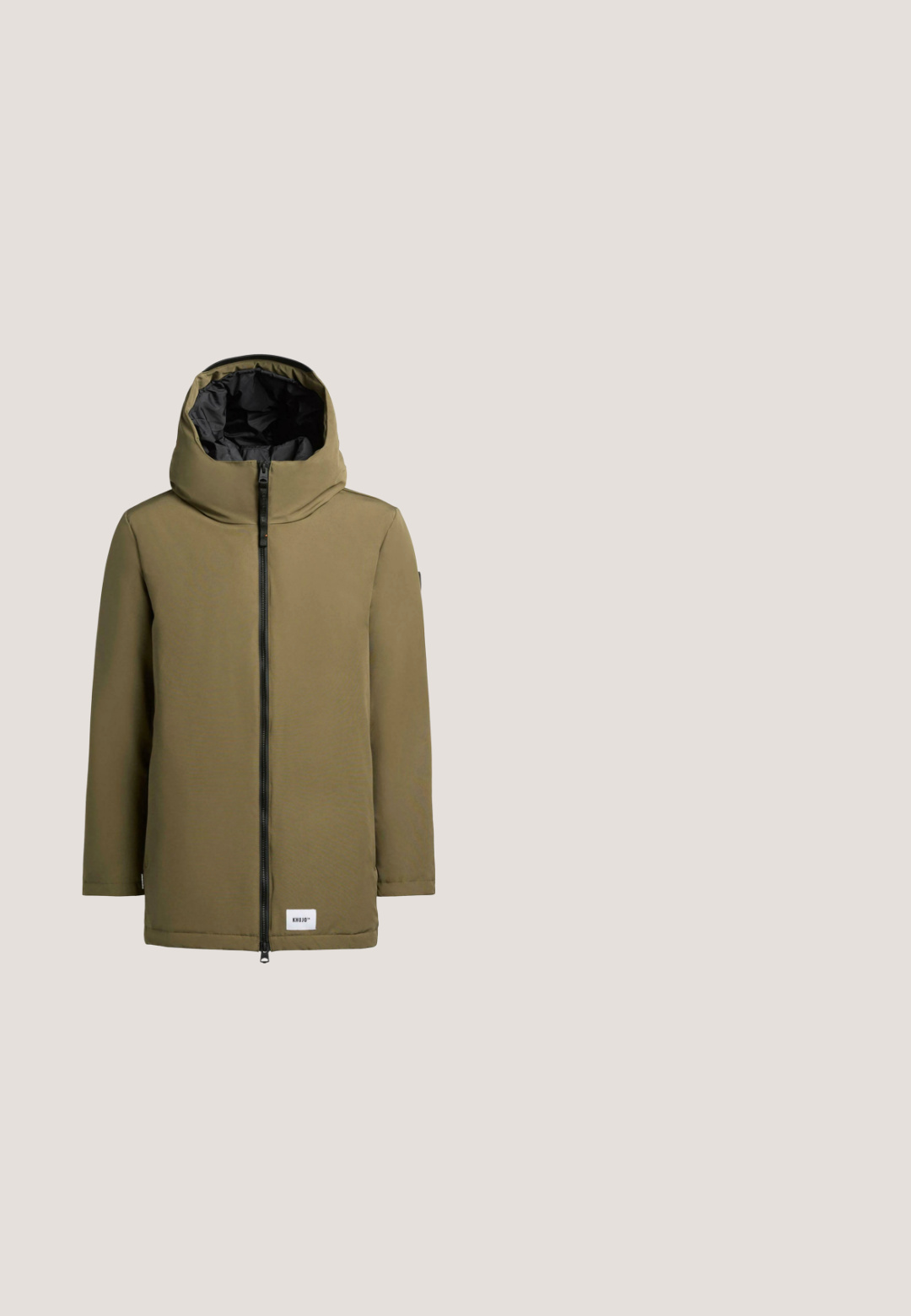 Veste vert olive avec un col haut et une capuche réglable. Dotée d'une fermeture éclair centrale noire et d'une texture en tissu polyester lisse.; Pull en laine noir tricoté avec un col montant et une fermeture éclair quart. Présente un motif texturé avec des nuances de noir et de gris.; T-shirt en coton marron avec un col rond, des manches courtes et un logo sur le devant. Présente une coupe décontractée et une texture lisse.; Pantalons en coton marron à jambes larges avec une taille plate, des passants de ceinture et une fermeture à bouton doré. Texture lisse sans motifs visibles.; Botte de cheville en daim marron avec doublure intérieure en peluche, semelle plate et tirette au talon, montrée en profil latéral sur un fond uni.; Trousse de toilette en cuir noir de forme rectangulaire, texture lisse, fermeture éclair supérieure et une poignée latérale pour un transport facile.
