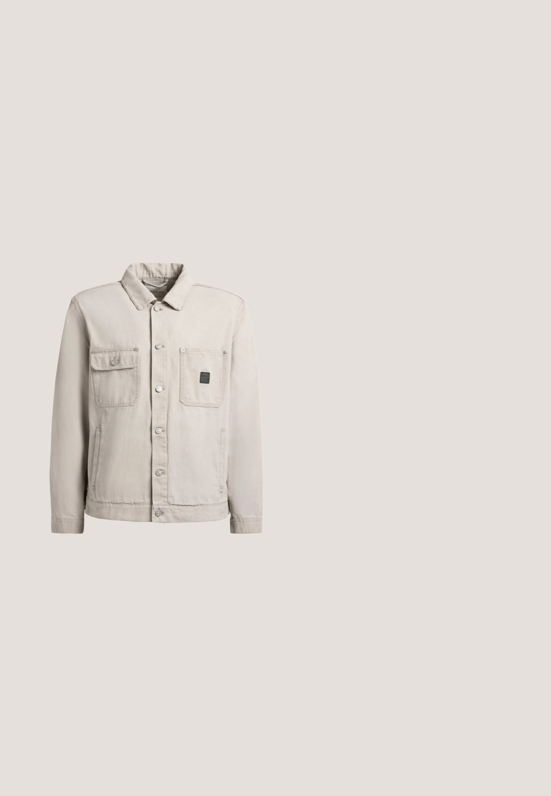 Hellbeige Knopfleistenjacke mit Kragen, zwei Brusttaschen – eine mit Lasche und Knopf, die andere mit Logoaufnäher – und Seitentaschen.; Navyblaues T-Shirt mit kurzen Ärmeln aus Baumwolle, mit kontrastierenden weißen Nähten und einem kleinen gestickten Logo auf der Brust.; Hellblaue Denim-Shorts mit lässigem Schnitt, ausgestattet mit einem Knopfverschluss, Gürtelschlaufen und doppelt genähten Säumen für zusätzliche Haltbarkeit.; Lederarbeitsstiefel in Tan mit schwarzem gepolstertem Kragen, goldenen Ösen und braunen Gummisohlen. Mit kontrastierenden Nähten und einem Logo an der Seite.; Schwarze rechteckige Brillen mit glänzender Oberfläche, ausgestattet mit transparenten Gläsern und "GUCCI"-Branding an den Bügeln. Glatte Kunststofftextur.; Schwarze Mesh-Armbanduhr mit einem rechteckigen schwarzen Ziffernblatt im Rautenmuster. Das Armband ist flexibel und strukturiert für einen hohen Tragekomfort.