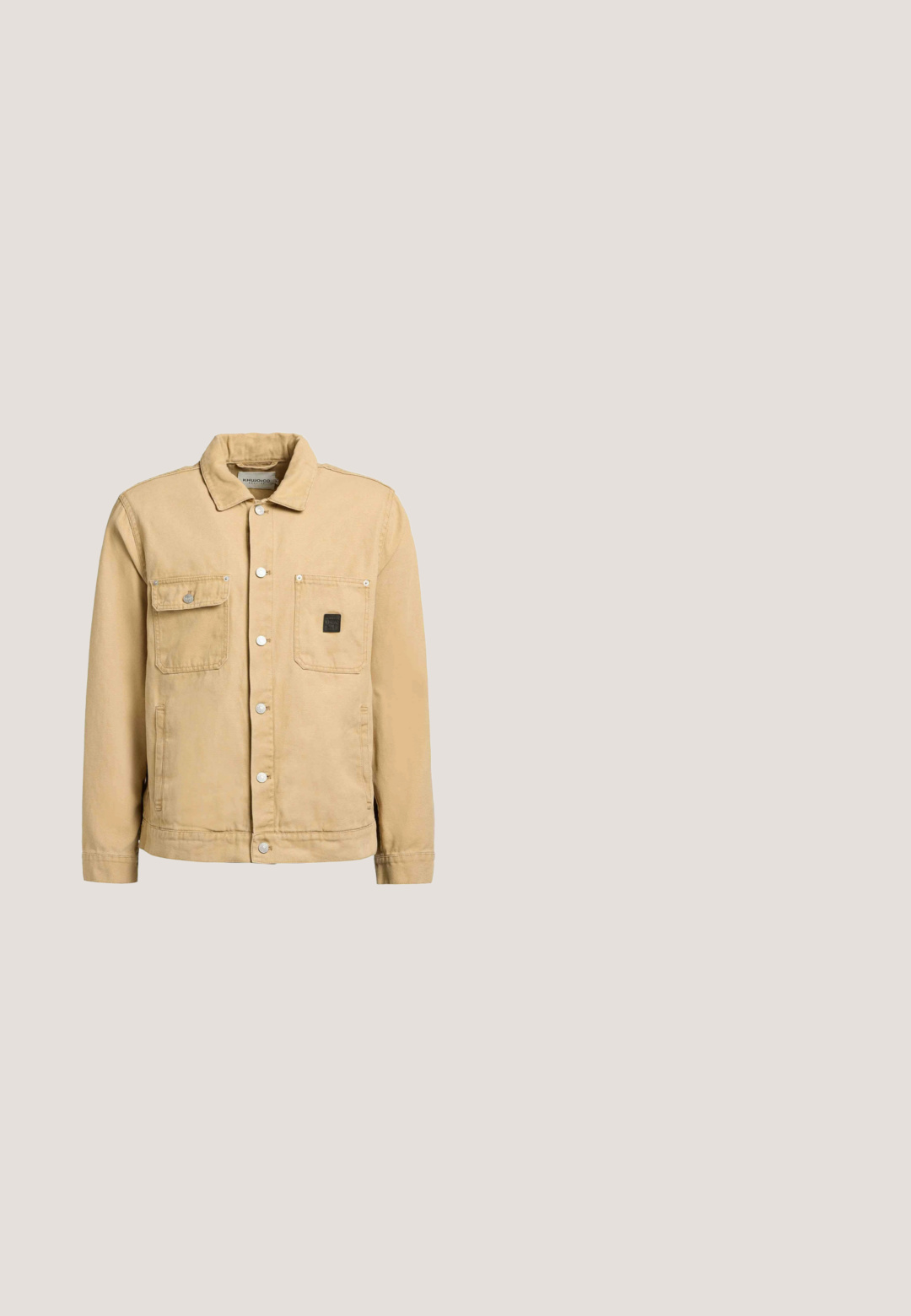 Beige casual jas met knoopsluiting aan de voorkant, twee borstzakken—links met klep en knoop, rechts met een patch-logo—en steekzakken aan de zijkant.; Crème-kleurige sweatshirt met ribgebreide manchetten en zoom. Heeft een bedrukt ontwerp in gedempte kleuren. Zacht materiaal met een ontspannen pasvorm.; Witte katoenen T-shirt met korte mouwen, ronde hals en een bedrukt logo op de borst. Heeft een klein label aan de zoom.; Lichtblauwe denim jeans met een rechte pijp, voorzien van subtiele vervaging, vijf zakken en een metalen knoopsluiting bij de tailleband.; Witte lage sneaker met lichtbruine hielkraag, suède hielpatch, gouden "REPLAY" logo aan de zijkant, witte veters en gumzool.; Bruine crossbodytas met verstelbare donkerbruine stoffen riem en leren accenten, met ritssluiting en ALDO-logo aan de voorzijde.