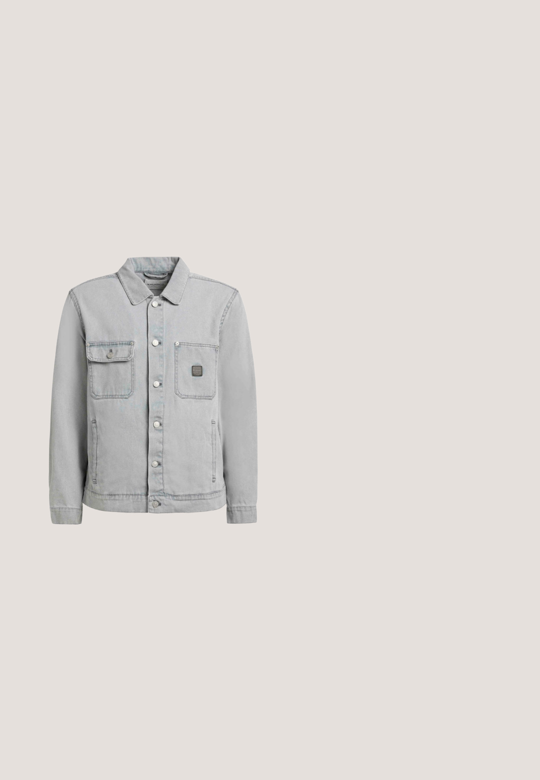 Lysegrå denimjakke med knapper foran, to brystlommer—én med knaplukket klap, én med patch og logo—samt to sidelommer.; Lysegrå t-shirt med korte ærmer med en stor slidt mørkegrå bogstav C-logo på brystet og en gul indvendig krave.; Lyseblå denimjeans med lige skæring, der har slidte detaljer ved knæene, fem lommer og en knap- og lynlåslukning.; Høje sneakers med sort og oliven grøn syntetisk materiale, teksturerede paneler, flade snørebånd og en polstret hæl.; Timberland Solbriller - grigio antracite opaco verde scuro; Kompakt sort skuldertaske med bred justerbar rem, lodret brun stribe og trekantet sølvlogo på fronten.