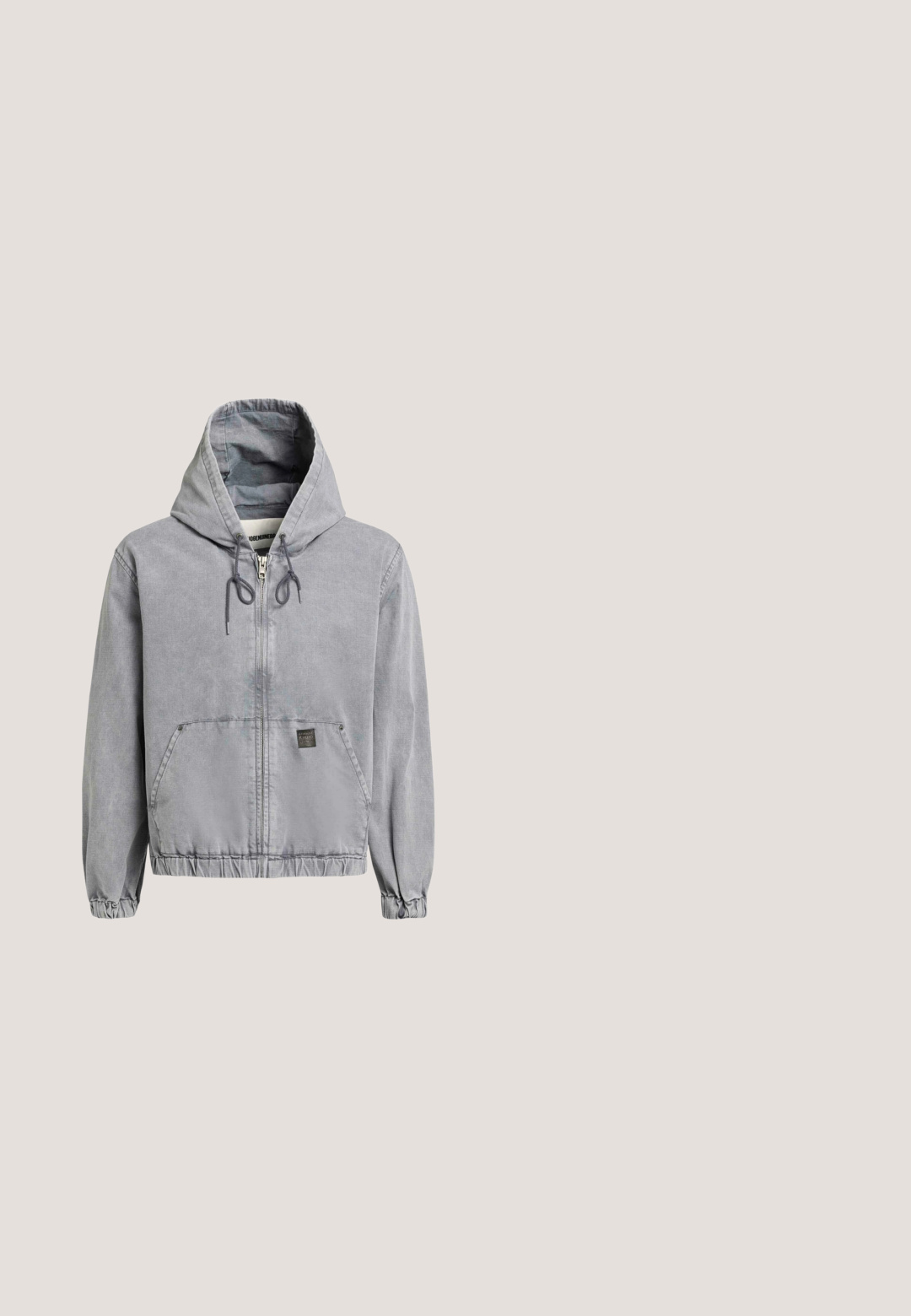 Helehall zip-up kapuutsiga jakk, millel on nöörid, elastsed varrukaservad, ees taskud ja väike brändipatch alumisel eesosale.; Oliivroheline puuvillane T-särk lühikeste varrukatega, ümmargune kaelus ja must broderie "Kane" logo rinnal. Sile tekstuur, mugav istuvus.; Laiad mustad denim püksid, mis on valmistatud pehmest puuvillast ja millel on pleekinud viimistlus. Omab ees nuppe ja küljetaskuid.; Pruun kõrge varbaga lõuendsaabas kokkupandava polsterdatud kraega, metallist silmuste, paksu kummist taldaga ja Palladiumi logoga plaastriga küljel ja krael.; Must ristkülikukujuline kosmeetikakott võrkküljega ees, küljesangaga ja lukuosaga valgel taustal.; Metallist kett, millel on stiilne disain, koosnedes kahest pikkusest, mis koonduvad keskel asuvasse tekstureeritud lukku. Värv: tume hõbe.