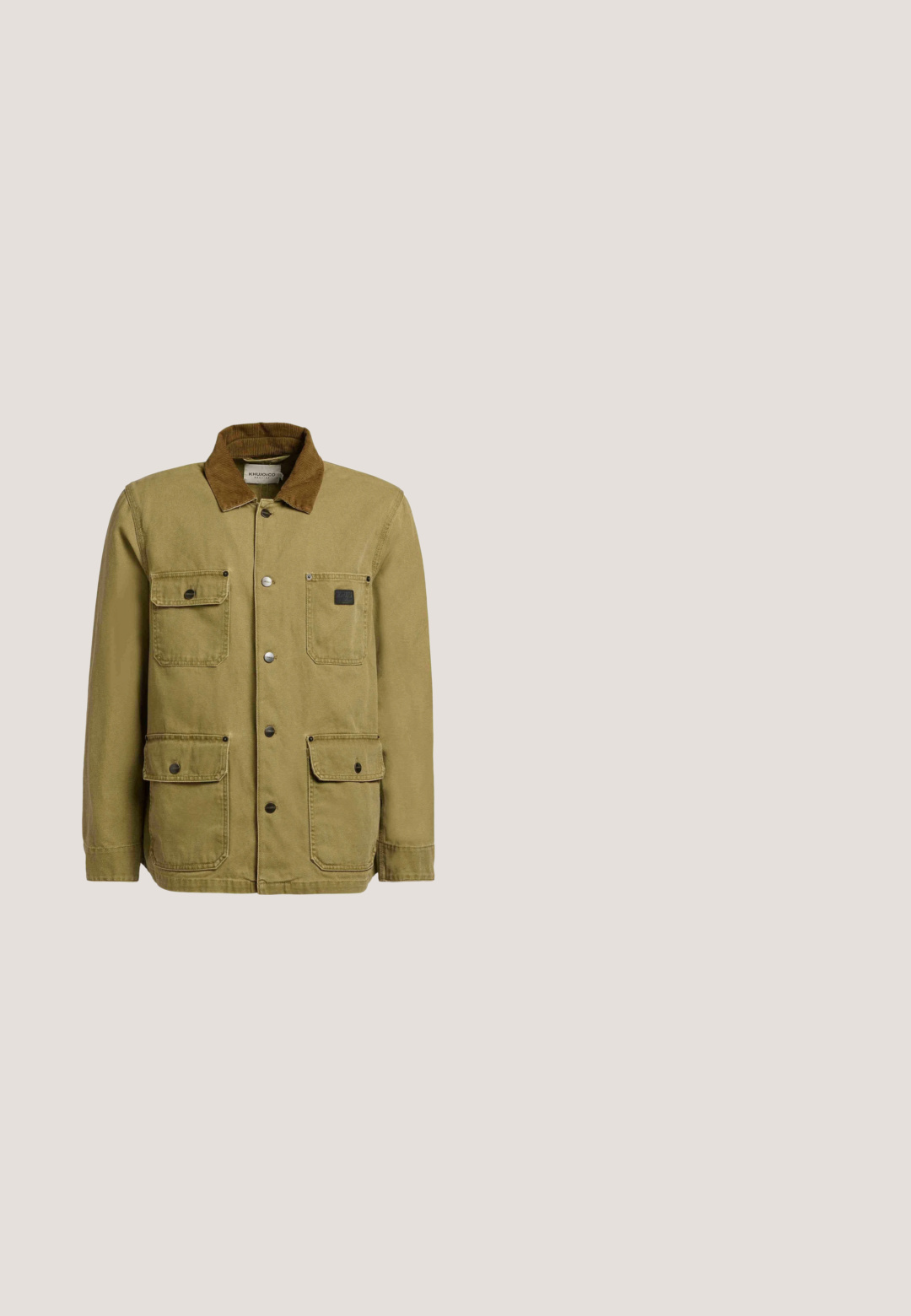 Bruine canvasjas met vier voorzakken, knoopsluitingen en een contrasterende corduroy kraag.; Wit overhemd met lange mouwen, dunne zwarte horizontale strepen en twee knopen bij een ronde halslijn.; Zwarte rechte broek met knoopsluiting aan de voorkant, riemlussen en zijzakken, getoond op een witte achtergrond.; Zwarte enkellaarsjes van leer en suède, met een ronde neus, een stevige rubberen zool met groeven en een vetersluiting.; Zwarte kunststof zonnebril met bruine lenzen. Vierkante montuur, zilveren accenten op de tempels en een mooie matte afwerking.; Zwarte leren toilettas met een gladde textuur, rechthoekige vorm, zilverkleurige ritssluiting en merklogo aan de voorkant.