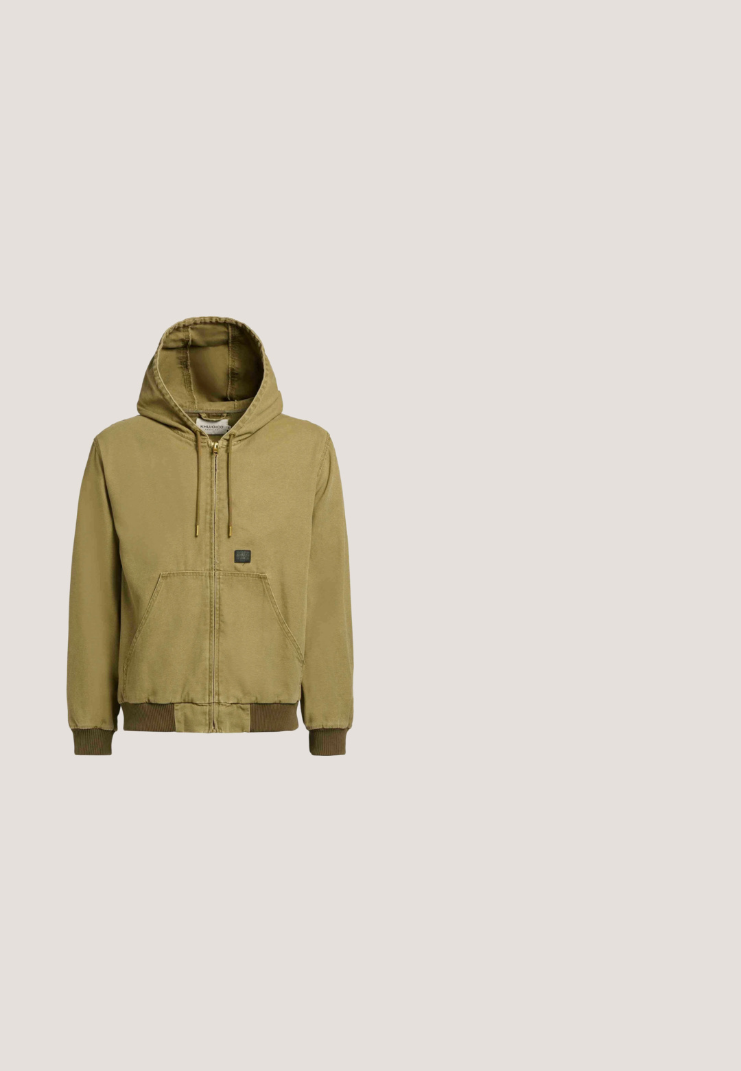 Sudadera con capucha marrón con cremallera, bolsillos delanteros, capucha con cordón ajustable, puños y dobladillo acanalados, y un pequeño parche negro con logo en el pecho.; Camiseta de manga corta color verde oliva hecha de algodón, con escote redondo y un pequeño logo dorado bordado en el lado izquierdo del pecho.; Bermudas de carga color caqui, confeccionadas en una mezcla de algodón, con múltiples bolsillos laterales, dobladillos con cordón y cierre de botón en la cintura.; Botas de senderismo con parte superior de ante y malla en verde oliva y negro. Presentan soporte texturizado para los tobillos, sistema de cordones y una suela moteada.; Armani Exchange Gafas de sol - matte opal grey; Bolso bandolera compacto de color verde oliva con bolsillo frontal con cremallera, logo de Piquadro y correa ajustable sobre un fondo blanco.