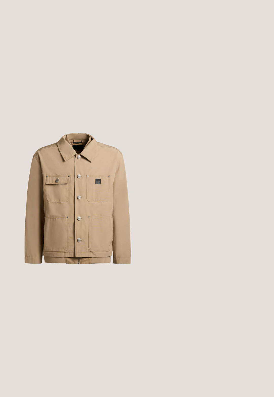 Beige afslappet jakke med fire lommer foran, sølvknapper ned langs midten og et lille sort mærke på den øverste højre lomme.; Beige kvart-zip trøje lavet af tekstureret stof, med ribbede manchetter og kant. Lille lædermærkat accent nær bunden.; Kortærmet skjorte med knapper, med lodrette beige, hvide og lysegule striber og en klassisk krave.; Beige bomuldsbukser med lige ben, frontlommer og enkelt knaplukning. Glat tekstur og minimale syningsdetaljer.; Brun ruskind Chelsea-støvle med elastisk sidestykke, trækflig ved hælen og lav stakket gummisål.; Lille olivengrøn Calvin Klein crossbody-taske med præget store initialer og sort justerbar rem, lynlås lukning på venstre side.