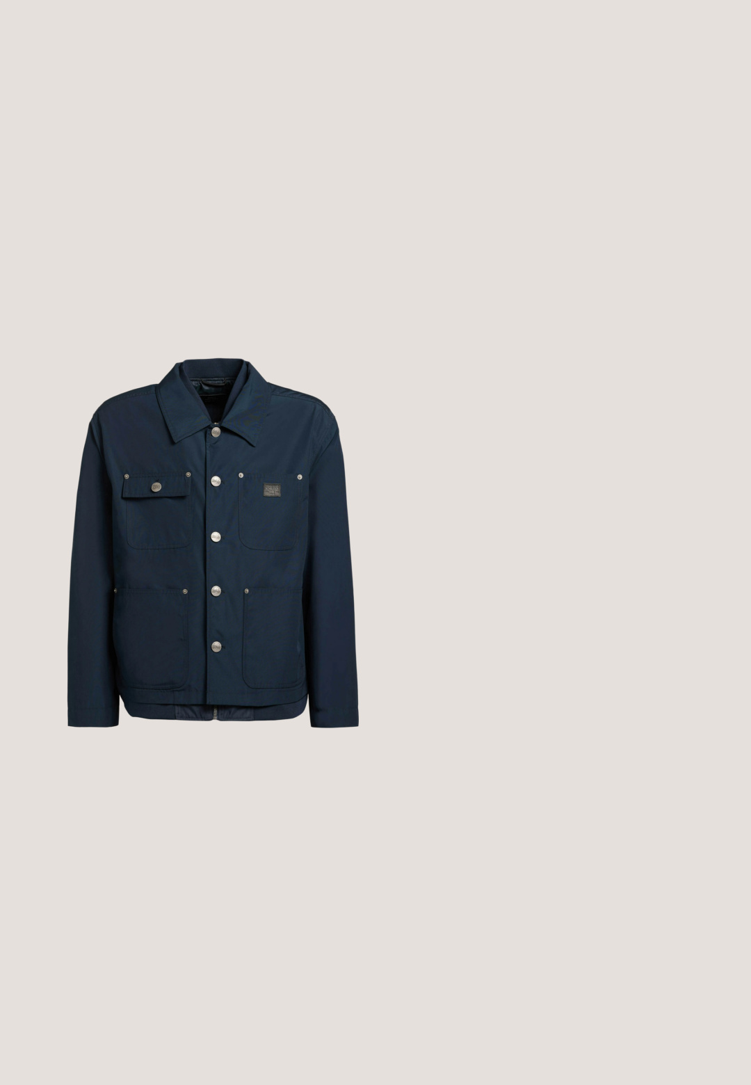 Veste bleu marine avec fermeture à boutons, quatre poches avant dont une avec rabat, et un col.; Polo bleu marine à manches courtes avec col ouvert et ourlet côtelé, présenté sur fond blanc.; Jeans en denim foncé avec une coupe droite, dotés de cinq poches, de rivets en cuivre et de coutures contrastantes le long des coutures.; Bottines Chelsea en daim marron avec panneaux élastiques sur les côtés, talon bas et une languette à l'arrière. Texture lisse et design épuré.; Lunettes de soleil rectangulaires bleues avec des montures épaisses et des verres teintés, posées sur une surface blanche.; Still Nordic STILLCLEAN - Trousse de toilette - brown