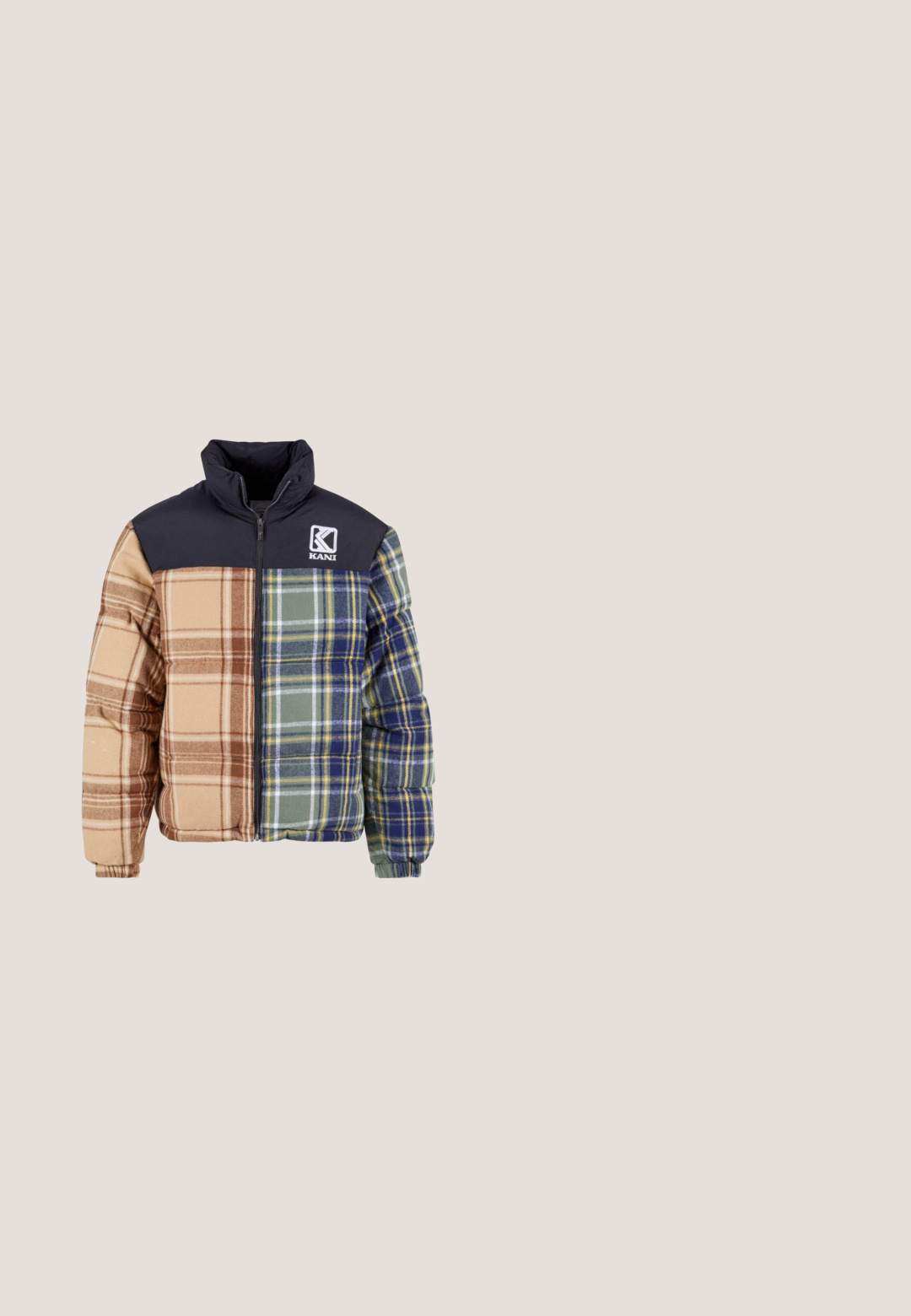 Ruuduline puffjakk, millel on pruunide, roheliste ja tumehallide paneelide segu, kõrge krae ja KANI logo rinnal.; Valge crewneck dressipluus soonikkoes mansettide ja äärega, mille ees on must kiri "Kani Jeans" rinnal.; Tumesinine puuvillane T-särk, millel on ümmargune kaelus ja lühikesed varrukad. Vasakul rinnal on geomeetriline graafiline trükk lillase ja valge värviga.; Punased dressipüksid, millel on nööriga tupe, kaks külgmist taskut ja kuldne logo tikand vasaku tasku lähedal. Pehme kangas sujuva tekstuuriga.; Pruunid nahast matkasaapad, millel on punased paelad, metallist silmad ja must kummist tallad, millel on robustne disain haardevõimeks.; Beežist lõuendist käekott, millel on pikad ja lühikesed sangad ning esiküljel on paksu musta tähekirjaga "KARL LAGERFELD" tekst.
