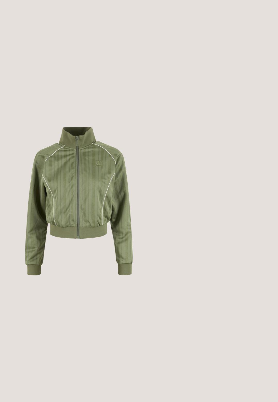 Lys olivengrøn lynlåstrøje med høj krave, subtile lodrette striber, hvide kantbånd, ribstrikkede manchetter og linning, foran logo på brystet.; Hæklet halterneck-top med lyseblå, beige og hvide striber, dyb V-halsudskæring og knyttet ryg. Åben vævet tekstur hele vejen igennem.; Sorte atletiske leggings lavet af strækbart materiale, med en høj talje og diskret logo-detaljering på venstre ben. Glat tekstur.; Sølv og hvid chunky sneaker med mesh- og læderdetaljer, tyk hvid sål og "BUFFALO" branding på hælkappen.; Metallic sølv håndtaske med rektangulær form, toplynlås og frontlomme. Har en kort håndtag og justerbar rem. Struktureret overflade.; Rullet skinnende sølv læderbælte med en sølv spænde med bogstavet K på en ensfarvet hvid baggrund.