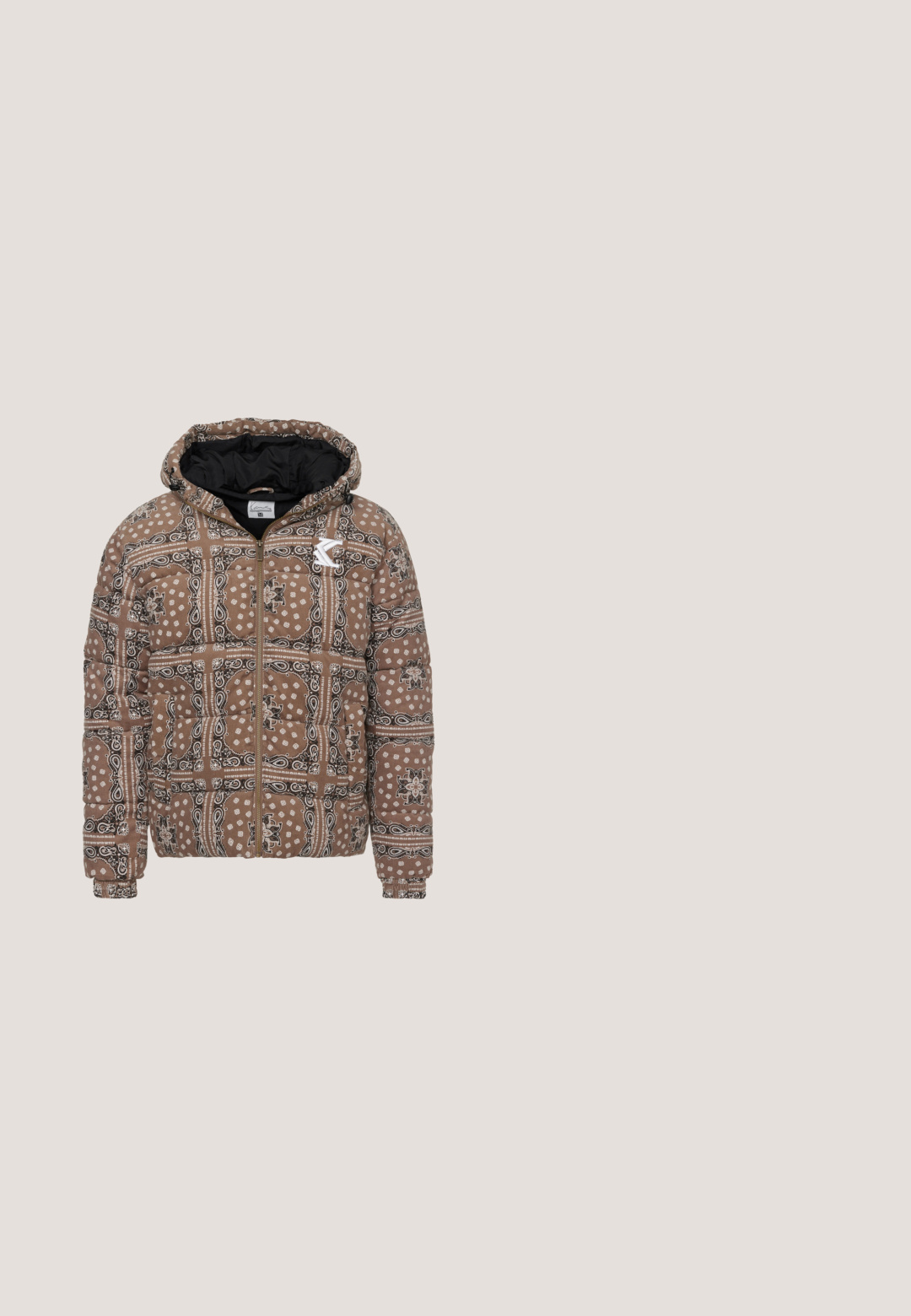 Braune Steppjacke mit schwarzem und weißem Paisleymuster. Verfügt über eine Kapuze, einen Frontreißverschluss und elastische Bündchen. Mit einem weißen Logo gekennzeichnet.; Brauner Baumwoll-Sweatshirt mit Rundhalsausschnitt, elastischen Bündchen und fransigem Saum, mit weißem Logo auf der Vorderseite.; Beige übergroßes T-Shirt mit weißen Streifen, das ein großes "Karl Kani"-Logo und den Text "EST.1989" in kontrastierenden Farben zeigt. Weicher Stoff.; Beige Baumwollhosen mit geradem Schnitt, ausgestattet mit einem Reißverschluss, fünf Taschen und dezenten Nähdetails. Glatte Textur und klassisches Design.; Braune und schwarze High-Top-Sneaker aus Wildleder und Textilmaterialien, mit metallischen Ösen, Logo-Print und einer weißen Zwischensohle.; Kompakte Guess Gürteltasche mit beigem verstellbarem Träger, vorderer Reißverschlusstasche und gemustertem Stoff in dunkelgrauen und beige Farbtönen.