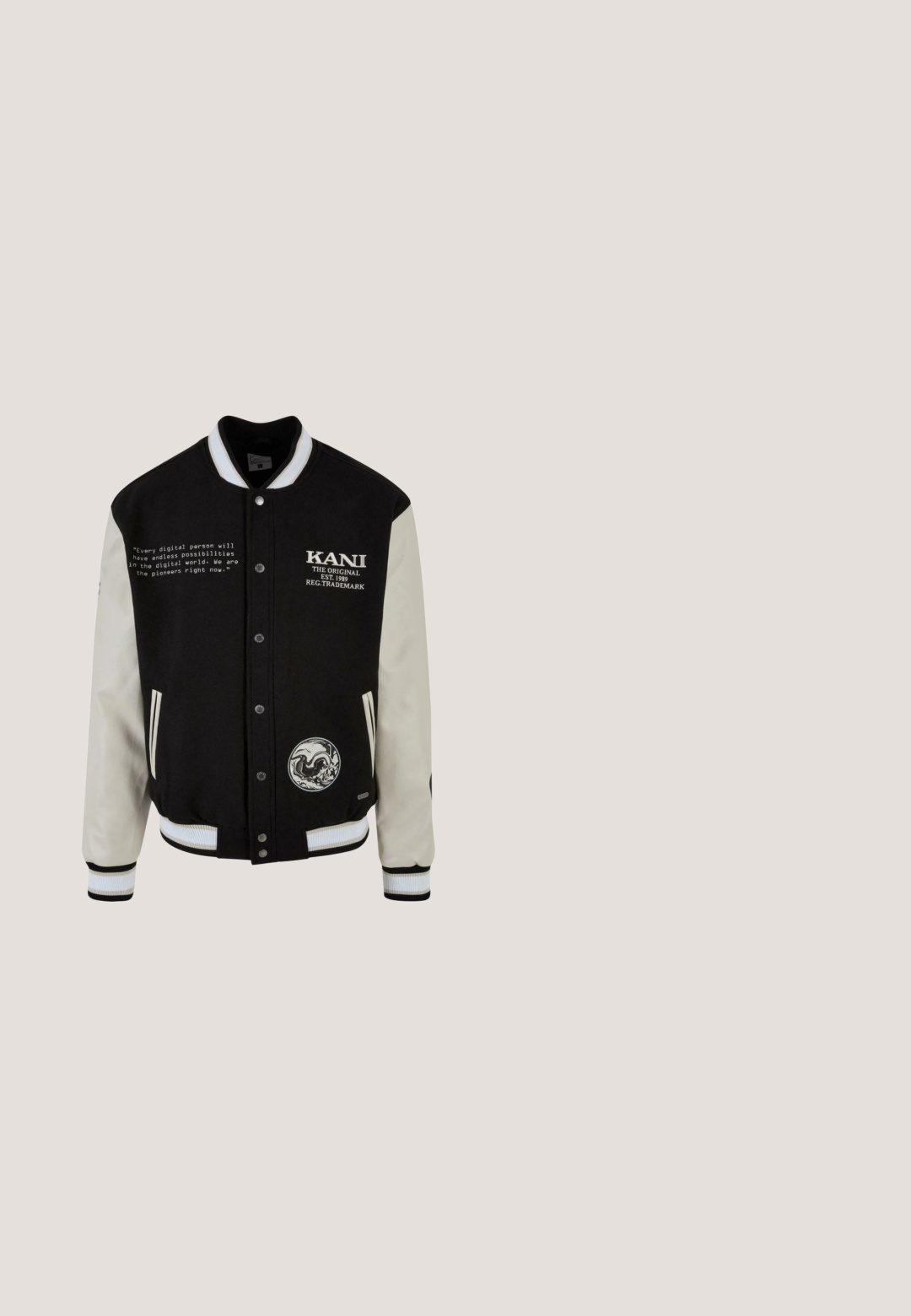 Sort og creme varsity jakke med kontrasterende ærmer, broderet logo, knaplukninger, stribede ribbede manchetter og trykt tekst på venstre side.; Sort ærmeløs hættebluse lavet af blødt stof, med en forlommes og frynset kant. Hætten er designet med en dobbeltlagsstruktur.; Sorte shorts lavet af en bomuldsblanding med elastisk talje og snor. Har et stort hvidt frotté "KAN" logo på siden.; Sort og grå Nike Air Max sneaker med hvid swoosh, ophængt over en betongulv mod en sløret mørk baggrund.; Sorte rektangulære solbriller med tynd metalramme og mørke linser, der hviler på en hvid overflade.; Sorte læder bæltetaske med et lynlåset hovedrum og en frontlomme. Har en glat overflade og buede, polstrede sider.
