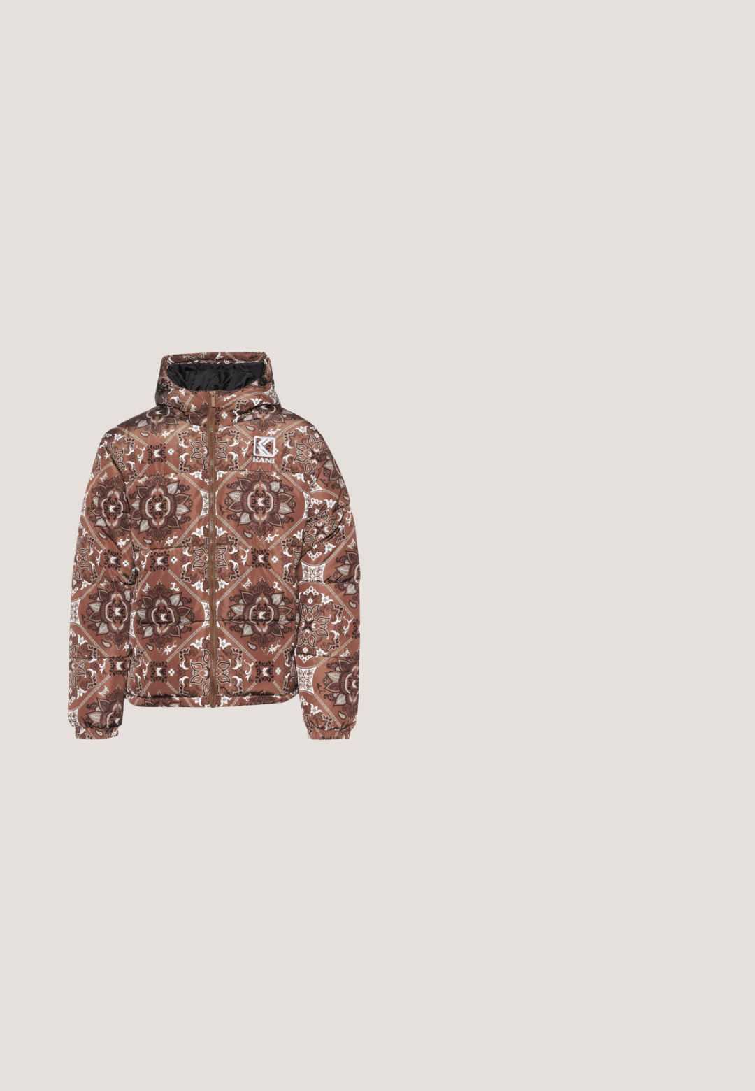 Bruine pufferjack met een geometrisch bloemenpatroon in donkerbruin en wit. Voorzien van een ritssluiting aan de voorkant en een capuchon. Zachte, gequiltte textuur.; Bordeaux hoodie met een voorzak, voorzien van het borduur logo "Dickie's Donut House" op de linkerborst in het wit. Zachte, textuurstof.; Beige T-shirt met korte mouwen met zwart-witte vervormde horizontale strepen en herhaalde "KARL LAGERFELD JEANS" tekst over de borst.; Beige joggingsbroek met elastische tailleband, trekkoord, zijzakken en elastische boorden bij de enkels.; Witte, grijze en zwarte sneaker met rode zoolaccent en rond rood-wit-blauw "Colmar"-logo aan de zijkant, witte veters en rubberen buitenzool.; Compact rechthoekige grijze stofzak met een ritszak aan de voorkant en zwarte ritsen, met het label "Karl Lagerfeld Jeans" aan de voorkant.