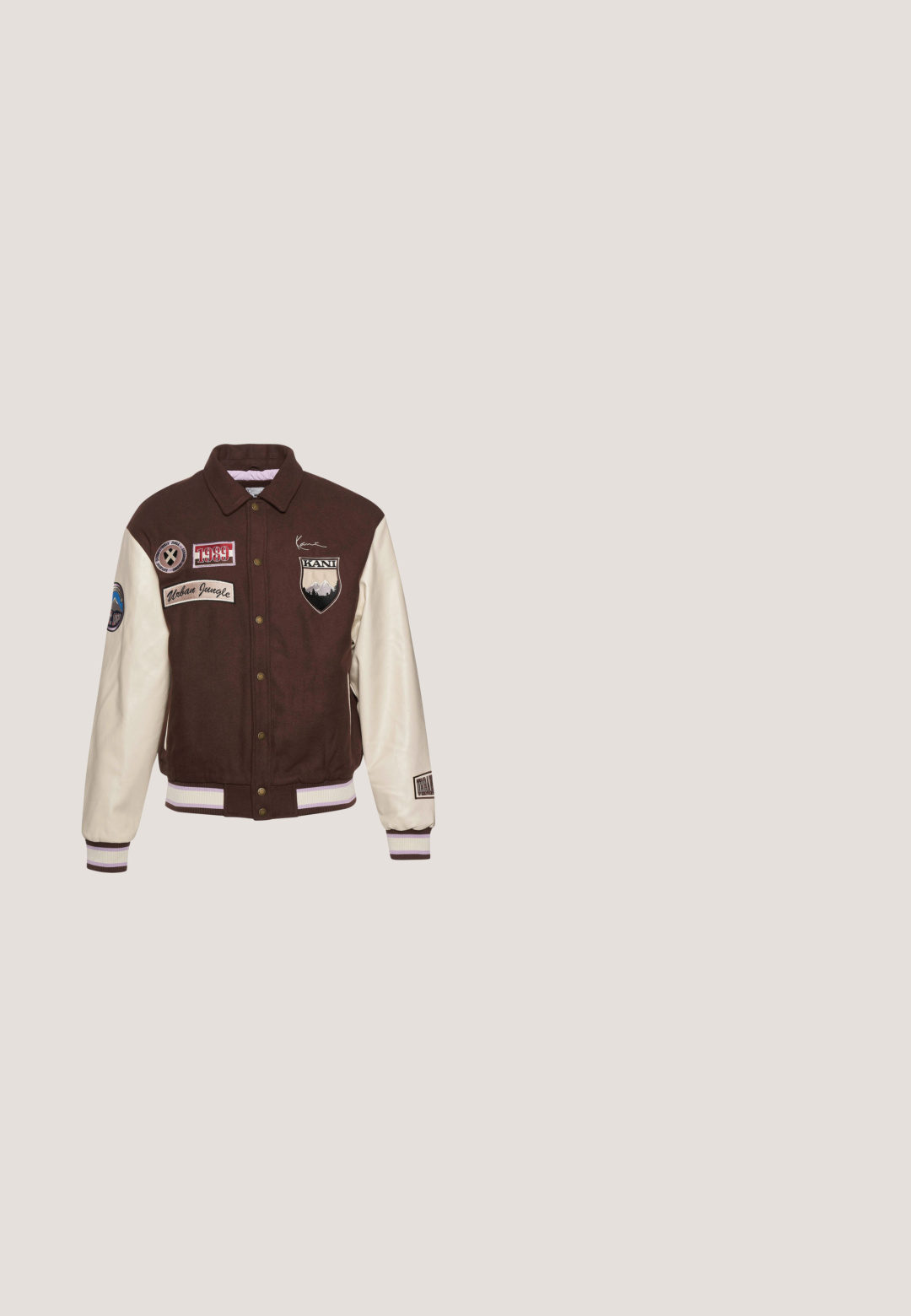 Veste varsity marron et crème avec des boutons, des poignets côtelés avec rayures, divers écussons et un logo de montagne brodé.; Haut à capuche beige avec poche avant, cordon de serrage à la capuche, et logo "Dropsize" brodé en noir. Tissu doux et finitions à bords côtelés aux manches et à l'ourlet.; T-shirt en coton beige avec un col rond et des manches courtes. Affiche le texte "2Y STUDIOS" en lettres noires en gras sur la poitrine.; Pantalons cargo marron avec une taille élastique et un cordon de serrage ajustable, dotés de poches latérales et d'une coupe décontractée. Texture lisse, tissu léger.; Baskets blanches épaisses avec accents en mesh, semelle en caoutchouc texturée et forme arrondie. Présente un marquage minimal et une languette de tirage à l'arrière.; Sac bandoulière beige Calvin Klein avec fermeture éclair noire, poche avant et écusson logo sur un fond uni clair.