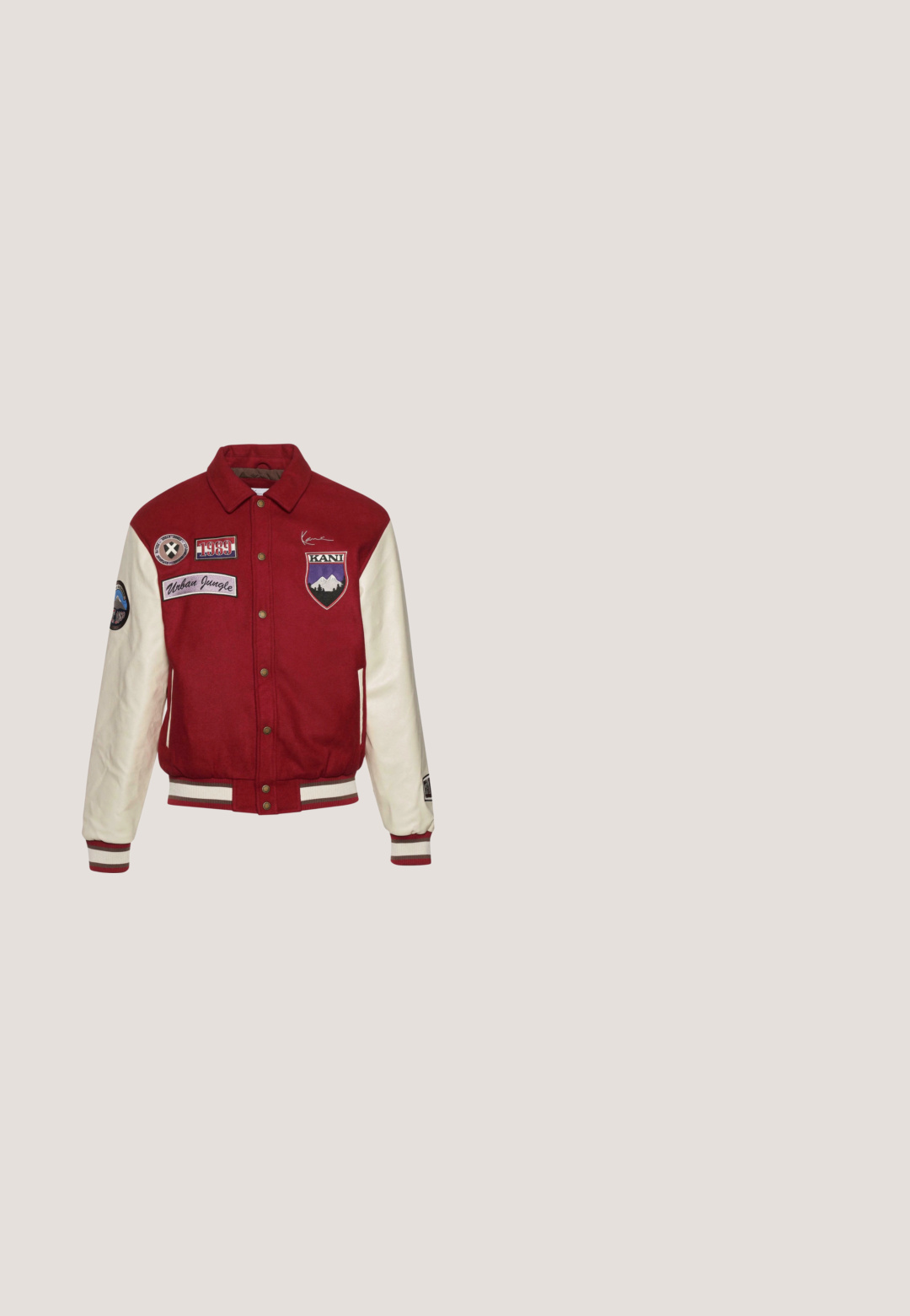 Karl Kani CHEST SIGNATURE BLOCKCOLLEGE - Chaquetas bomber - darkred offwhite; Sudadera con bloque de color rojo y beige, con un bolsillo canguro, que presenta el texto en negrita "KARLK" y "NI NYC" en colores contrastantes y una capucha con cordón.; Camiseta de algodón roja con mangas cortas y cuello redondo. Presenta un logo en cursiva negro en el pecho. Textura suave, corte estándar.; Pantalones deportivos negros con franjas horizontales rojas y blancas, cintura elástica con cordón y un parche con logo en la cadera izquierda.; Zapatillas deportivas negras con parte superior de cuero texturizado, acentos rojos, collar acolchado y una entresuela blanca con una suela exterior roja y negra.; Pepe Jeans MATLOCK - Bandolera - black