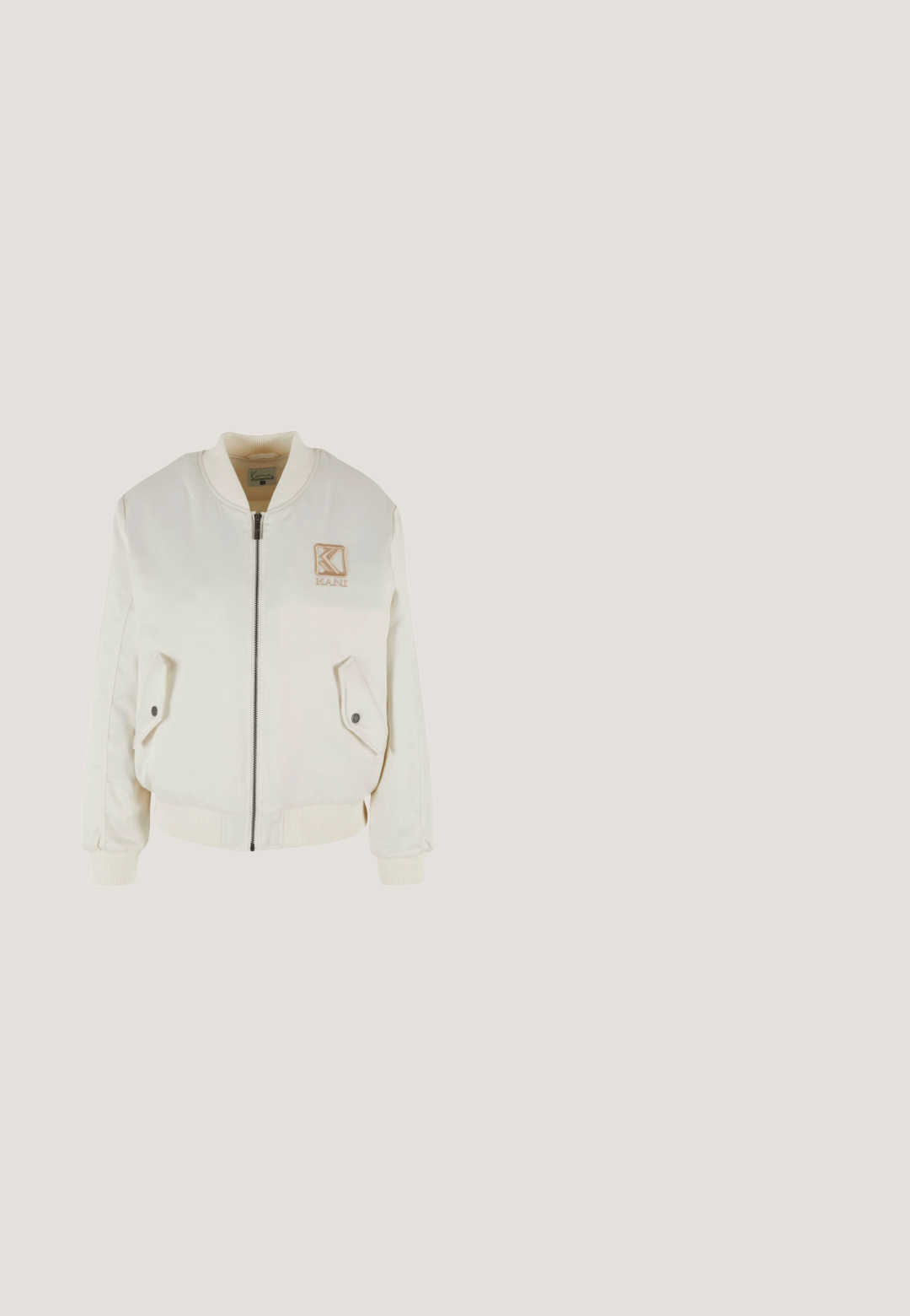 Creme bomberjakke med lynlås foran, ribbet krave og cuffs. Inkluderer to sidelommer og et broderet logo på brystet.; Korte tanktop i blød creamfarvet stof, med ribbet tekstur og et diskret broderet logo på forsiden. Minimalistisk design.; Hvid denim miniskørt med høj talje, frontknapper og lynlås, bæltestropper og to forlommer.; Hvide sneakers med ruskindsdetaljer, der har en rund tå, snørelukning, præget logo og struktureret sål for godt greb.; Hvid quiltet Guess håndtaske med guld kæderem og vedhæng inklusive hjerte, nøgle, lås og klokke. Guld Guess-logo foran.; Guldhalskæde med en fin kæde og en sommerfugleformet vedhæng i midten. Justerbar længde med lås og forlængerkæde.