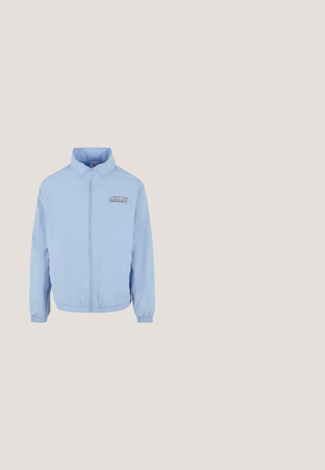 Lichtblauwe zip-up jack met een opstaande kraag, elastische manchetten en zoom. Bevat het "Kani Sport"-logo op de linker borst in contrasterende kleur.; Lichtpaarse sweatshorts met een elastische tailleband, koord en contrasterend geborduurd logo. Bevat een kleurrijke hartgrafiek met tekst.; Lichtpaarse katoenen t-shirt met korte mouwen en een ronde hals. Bevat een kleine zwarte grafische tekst op de bovenste linkerkant van de borst.; Blauwe denim jeans met een losse pasvorm, voorzien van rode borduursels op de linkerdij en ingewikkelde meerkleurige ontwerpen op het rechterbeen.; Karl Kani Sneakers laag - lilac white; Rekbaar armband met kleine ronde gepolijste paarse kralen en één kleine zilveren kraal op een witte achtergrond.
