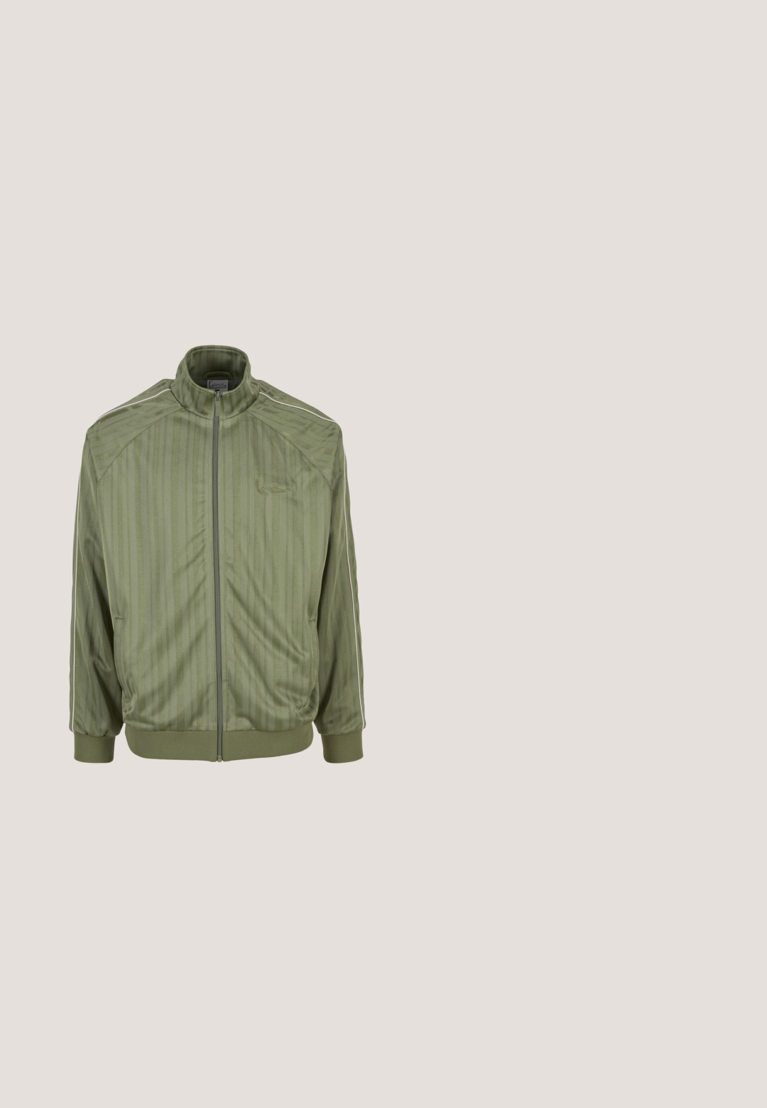 Grüne Trainingsjacke mit durchgehendem Reißverschluss, vertikalen Streifen, hohem Kragen, gerippten Bündchen und Saum sowie weißen Paspeln entlang der Ärmel.; Adidas Langarm-Sporttrikot in Beige und Schwarz mit weißen Streifen, aus Mesh-Material, und mit Adidas-Logo auf der Brust und am unteren Saum.; Braune Sporthose mit elastischem Bund, ausgestattet mit drei vertikalen pinken Streifen an den Seiten und einem kleinen Logo vorne.; Schwarzer wasserdichter Gummistiefel mit verstellbarer Schnalle, strukturierter Oberfläche, leicht geschwungener Form und robustem Profil für guten Halt.; Rechteckige Sonnenbrille mit goldenem Rahmen, dunklen Gläsern und schwarzen Bügelenden, liegend auf einer hellen Oberfläche.; Dunkelbrauner Stoffreißverschluss mit strukturierter Oberfläche, ausgestattet mit einem hellbraunen Reißverschluss und einem schwarzen Nylonriemen, der klare Linien und ein minimalistisches Design betont.