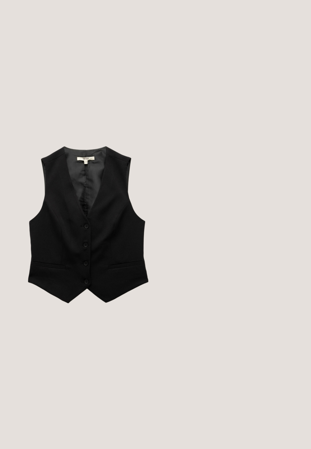 Sort ærmeløs vest med tætsiddende design, fem frontknapper og to sidelommer. Lavet af glat stof med en subtil glans.; Sort langærmet crewneck-shirt med tætsiddende manchetter og enkelt, ubemærket design på hvid baggrund.; Sorte, højtaljede bukser med lige ben-design, der har plisseringer og sidelommer, lavet af et letvægtsstof.; Sort ruskind mokkasinsko med sløjfedetalje på toppen og syet design omkring tåområdet.; Sort katteøje-solbrille med mørkegrønne tonede glas, set forfra, mod en ensfarvet hvid baggrund.; Sort læder skuldertaske med en enkelt justerbar rem og en let slasket, blød rektangulær form.