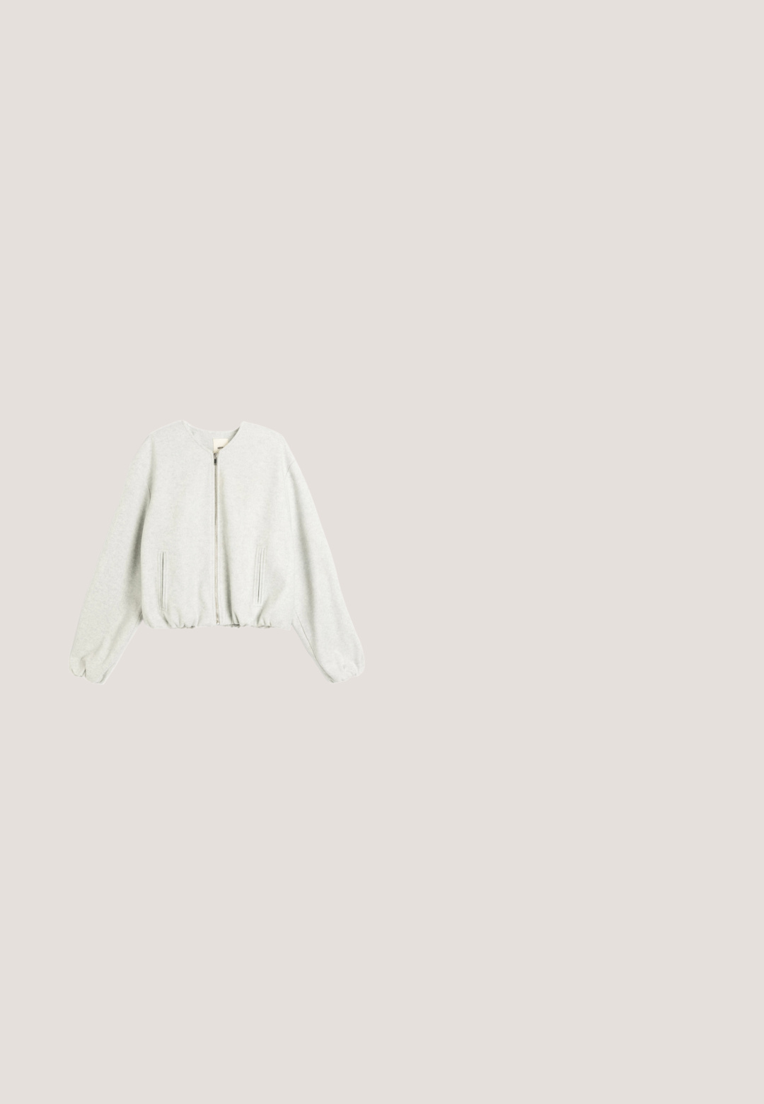 Grijze cropped sweatshirt van zacht materiaal, met een rits, ribgebreide manchetten en zijzakken. Eenvoudige ronde halslijn en een relaxte pasvorm.; Witte T-shirt met korte mouwen met grote iriserende pailletten die dicht het voorpand en de schouders bedekken en een fonkelend effect creëren.; Lichtblauwe denim jeans met beschadigde stukken en verspreide zilveren studs, voorzien van voorzakken, riemlussen en een knoopsluiting.; Zilveren lage sneaker met vetersluiting, voorzien van glanzende pailletten en een rubberen zool, gepresenteerd tegen een witte achtergrond, zijaanzicht.; Rechthoekige zilveren leren tas met textuur, een bovenhandvat, dubbele ritssluiting en een afneembare schouderriem op een witte achtergrond.; Zilveren armband met kleine ronde kristallen en een stervormige hanger bezet met kleine kristallen, voorzien van een verstelbare sluiting.