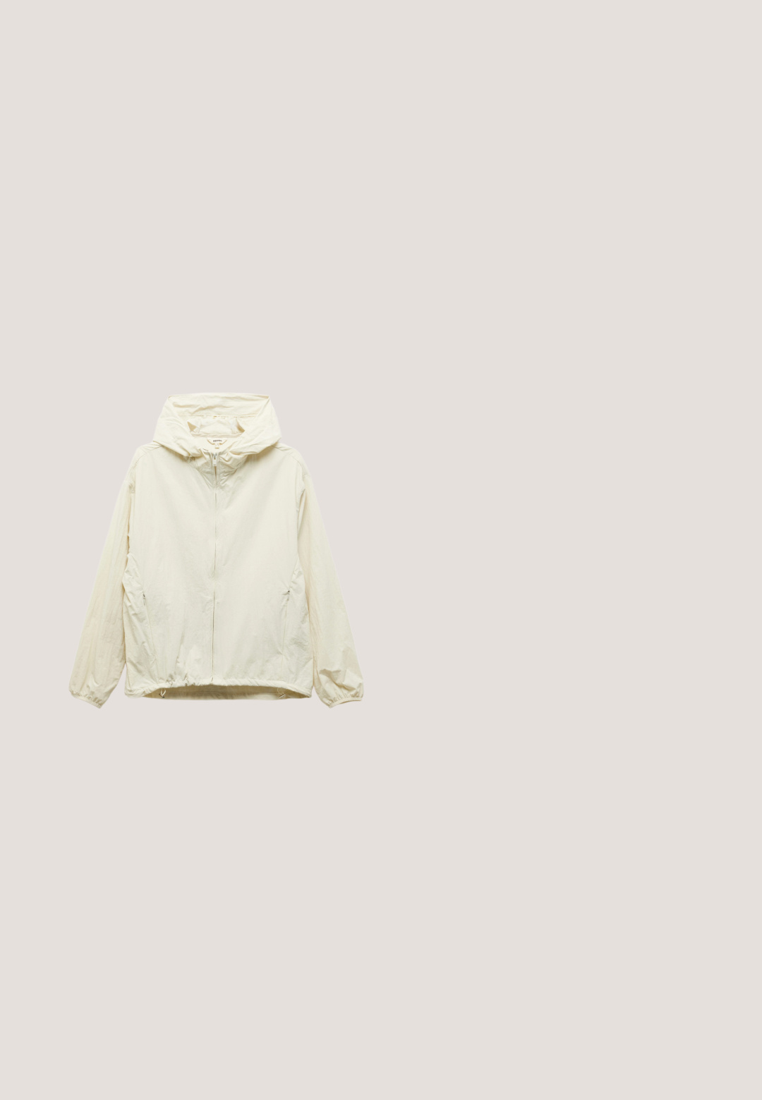 Koton Chaqueta fina - beige; Suéter de punto blanco de manga corta con un patrón texturizado y cuello, puños y dobladillo acanalados, mostrado desde atrás sobre un fondo liso.; Pantalones de mezclilla blanca con un diseño de pierna recta, que cuentan con dos bolsillos frontales, un cierre de botón y detalles de costura sutiles.; Sandalia de ante beige tipo slip-on con una correa de hebilla, puntera redondeada y una plantilla de corcho texturizada. Suela exterior de goma negra. Diseño minimalista.; Gafas de sol cuadradas con montura carey, lentes marrones degradados y detalles metálicos dorados. Las patillas son delgadas con una punta afilada.; Bolso tote de cuero beige con dos asas y una correa de hombro desmontable, con cierre de cremallera y detalles mínimos de herrajes.