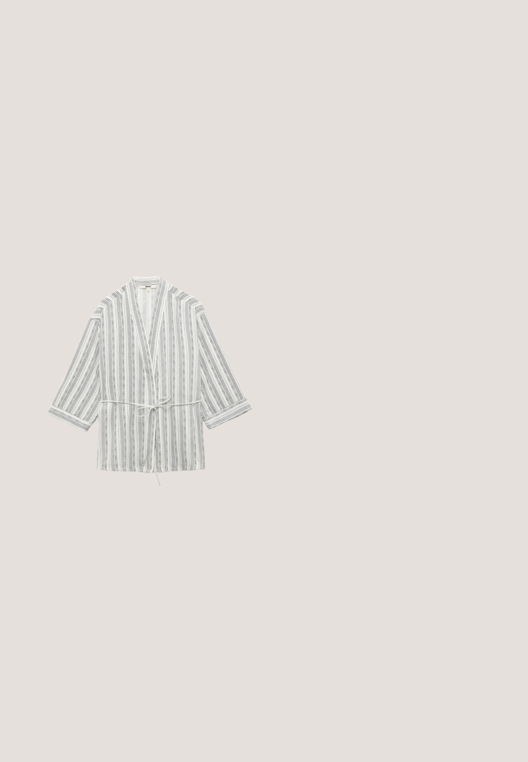 Túnica tipo kimono a rayas en gris claro y blanco. Presenta mangas de tres cuartos, una cintura con cinta y un acabado de tejido texturizado.; Polo shirt negro de manga corta hecho de tejido de punto texturizado, con un collar clásico y un ajuste ligeramente relajado.; Pantalones cortos de lino negros con un ajuste relajado, con un frente plano, dos bolsillos laterales y un cierre de botón en la cintura.; Sandalia con puntera abierta y suela de corcho, con dos tiras ajustables de estampado floral en tonos rosa, rojo, azul y blanco.; Gafas de sol cuadradas negras sobredimensionadas con lentes oscuras tintadas y varillas delgadas, que presentan pequeños detalles dorados y la marca Polaroid en el lateral.; Bolso tote tejido beige con asas cortas y correa de hombro desmontable, con texto blanco "Karl Lagerfeld Paris 21 Rue St-Guillaume".