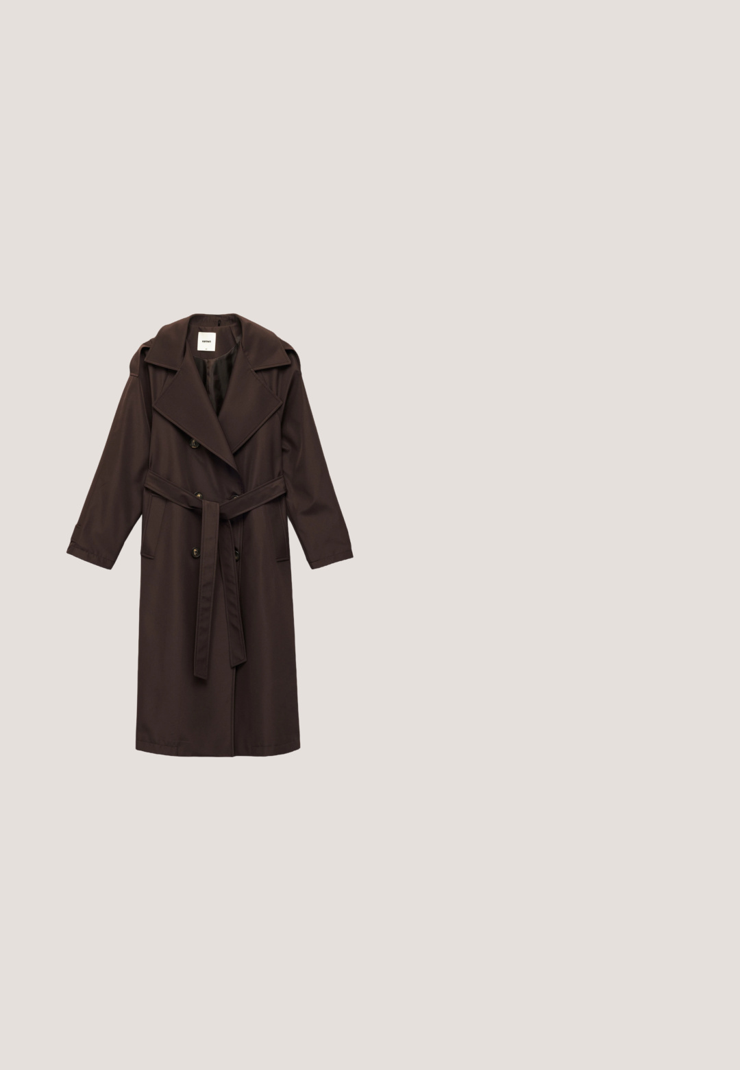 Brun trench coat lavet af glat stof. Har en bred krave, dobbeltknaplukning, bælte og sidelommer.; Mørk lilla strikket turtleneck trøje med teksturerede lodrette paneler på fronten og ærmerne, med ribbet kant og manchetter.; Stribet strik top med korte ærmer i beige og mørkebrun. Har en ribbet rund halsudskæring og let puffede skuldre. Blød tekstur.; Brune fløjl bukser med lige snit, med knaplukning og skrå forlommer. Blød tekstur, poleret design.; Mørkebrun sneaker med et slankt design, kombination af ruskind og satinmateriale, buet form, flad sål og snørelukning foran med metalnitter.; Mørkebrun læder Coach skuldertaske med guldfarvet hardware, enkeltrem og vedhæftede mærkede tags og låsevedhæng.