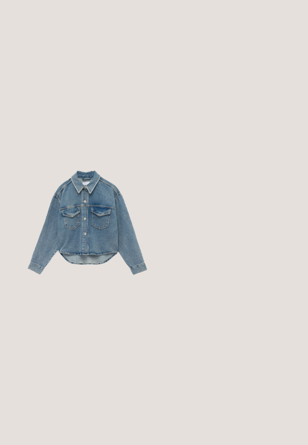 Helles blaues Denim-Jackett mit langen Ärmeln, Knopfleiste, zwei Brusttaschen und leicht abgerundetem Saum. Mit einem abgenutzten Finish und klassischem Kragen-Design.; Hellgraues T-Shirt mit einer blauen lächelnden Blumenillustration und dem blau darunter stehenden Text "GOOD VIBES ONLY".; Helle blaue Jeans mit weitem Bein, mittelhoher Taille, Fünf-Taschen-Design, kontrastierenden Nähten und minimalem Verblassen für einen klassischen Look.; Bunt gemusterter Sneaker aus einer Kombination von Materialien, darunter Mesh und Wildleder. Auffällige Details sind florale Ausschnitte und eine strukturierte Sohle.; Desigual SMALL DETACHABLE TWO-TONE  - Handtasche - blue; Silberne Creolen mit hochglanzpolierter Oberfläche, runder Form, Mitnehmerverschluss und Doppelschlangen-Design. Reflektierende Oberfläche verstärkt den Glanz.