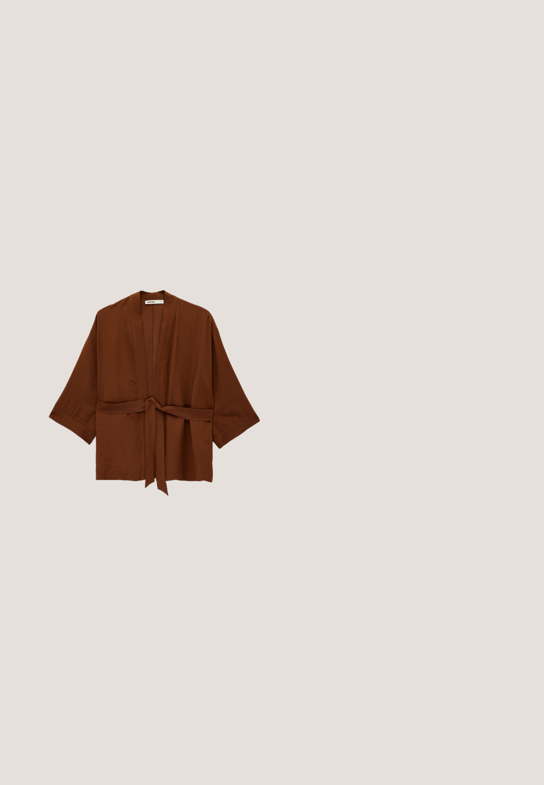 Chaqueta marrón estilo kimono con mangas anchas y cinturón anudado en la cintura, hecha de tela ligera y texturizada.; Mono sin tirantes con cuerpo fruncido y piernas sueltas y estrechadas en patrón abstracto de animales en marrón y negro.; Sandalia de ante marrón con un diseño sin hebillas, correa en el tobillo con hebilla y suela plana. Punta abierta con una textura suave.; Gafas de sol de carey con un marco cuadrado grueso, lentes degradados y patillas elegantes que presentan un sutil patrón y detalle del logotipo.; Bolso de hombro marrón tejido a ganchillo con un patrón de tejido abierto y una sola correa larga, de pie sobre un fondo blanco.; Pulsera ajustable de cordón marrón con cuentas pequeñas alternas en marrón oscuro y dorado y un pequeño colgante de pájaro dorado en el extremo de un cordón.