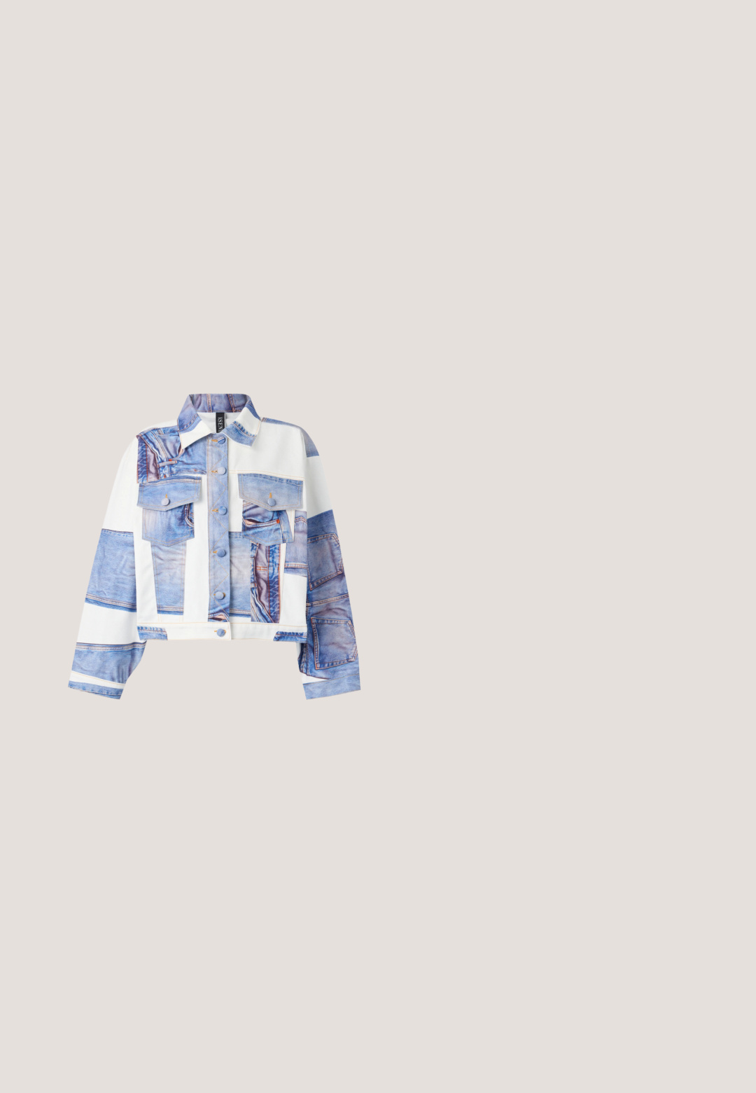Lyhyttakki, jossa on denimmallinen design, viisi taskua, napituskirjaus ja kontrastivalkoiset kangaspaneelit. Siniset sävyt hallitsevat.; Ruskea pitkähihaista paitaa, jossa on suuret keltaiset kukkakuviot, terävä kaulus ja nappikiinnitys. Valmistettu kevyestä materiaalista.; Tummansiniset farkut rentoa suoraa leikkausta. Edessä hopeiset rauhanmerkki- ja sydänpatchit. Klassinen viisi-taskumalli.; Musta kiiltonahkainen slingback-kissankorkoinen kenkä, jossa on terävä kärki ja hopeanvärinen solkikoriste yksinkertaisella valkoisella taustalla.; Musta käsilaukku, joka on muodoltaan kuin sähkökitara, kohokuvioiduilla kielillä, vetoketjusulkimella ja rannesolmulla valkoisella taustalla.; Kultaiset ja hopeiset korvakorut, joissa on pallo yläosassa ja pitkänomainen, soikean muotoinen roikkuva osa kiiltävällä pinnalla.