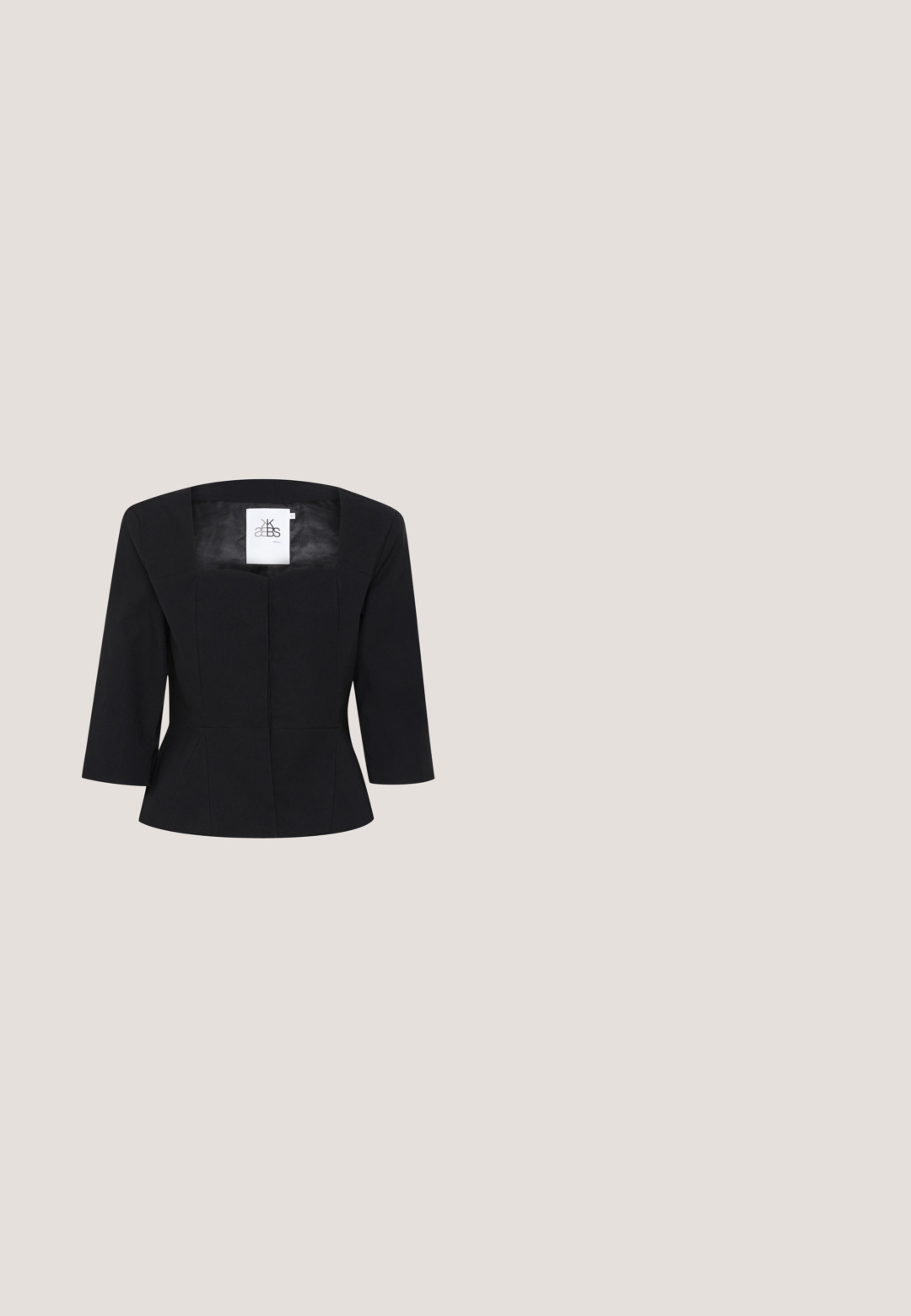 Veste noire raccourcie avec un décolleté carré, des manches trois-quarts et des coutures structurées, avec une étiquette à l'intérieur au centre du dos.; Camisole noire ajustée avec des bretelles fines réglables, décolleté en V, conception sans coutures et texture lisse. Fabriquée en matériau doux et extensible.; Pantalons en dentelle noire avec un motif, des jambes larges, et une taille douce, avec des sections transparentes pour ajouter de la texture.; Chaussure slingback noire en cuir avec un bout pointu, un talon bas et un détail doré sur l'empeigne. Texture lisse, design minimaliste.; Sac à main rectangulaire noir brillant avec poignée supérieure, ferrures dorées et bandoulière amovible, posé sur un fond clair uni.; Boucles d'oreilles à clou en métal doré avec des formes carrées irrégulières et ondulées, une surface brillante et texturée sur un fond clair uni.