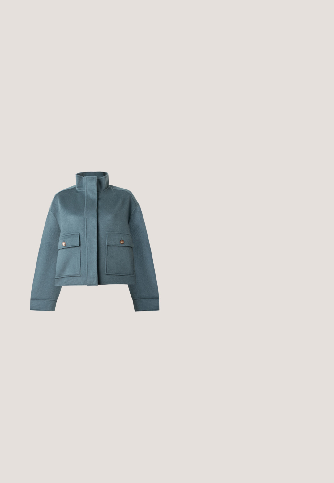 Veste courte en mélange de laine bleue avec un col montant, une patte de boutonnage avant et deux poches poitrine à boutons. Caractérisée par une texture lisse et un design ajusté.; Pull en tricot bleu marine à manches courtes, col rond avec poignets et ourlet côtelés, présenté sur un fond uni.; Pantalon bleu marine foncé avec une coupe droite, fabriqué en tissu lisse. Comprend des poches avant, une fermeture à bouton et des détails de couture subtils.; Chaussure plate noire texturée avec bout pointu et deux brides décoratives avec boucles couleur or sur le côté sur fond uni.; Sac cabas en toile bleu marine avec larges poignées, bandoulière ajustable, poche avant et fermetures par boutons dorés, présenté sur fond blanc.; Boucles d'oreilles en argent en forme de cerceau, avec une surface métallique lisse et un design ouvert au centre, reflétant la lumière.