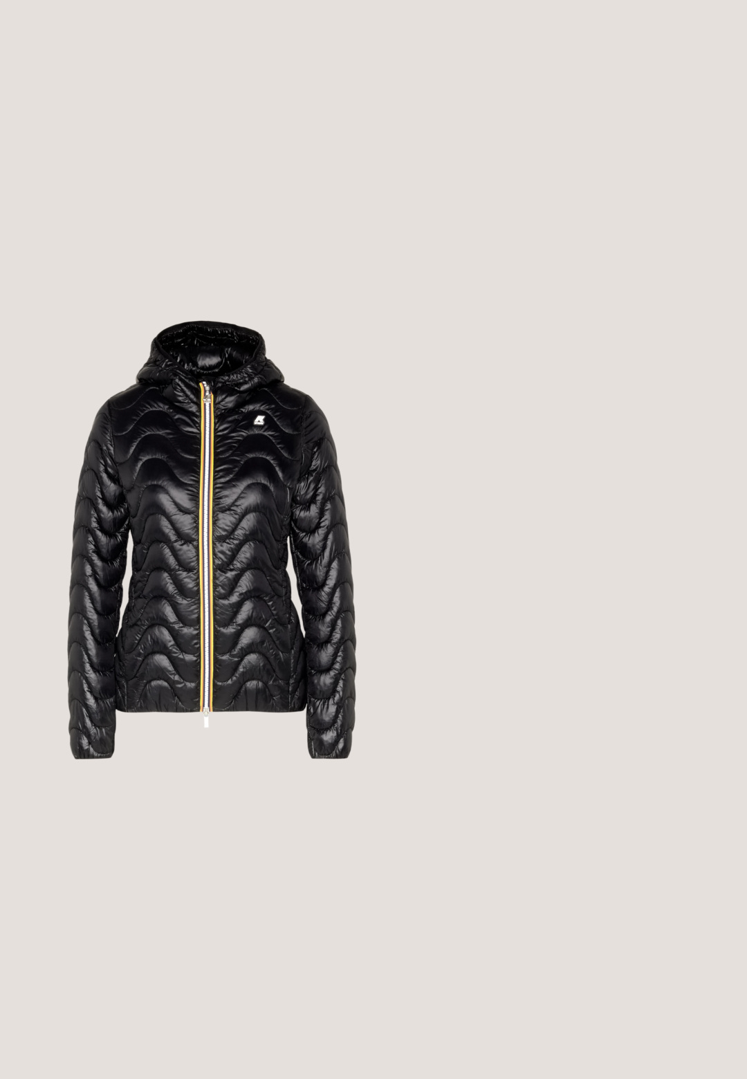 Chaquetón negro tipo puffer con textura acolchada en forma de ondas, capucha y cremallera amarilla en contraste. Presenta el logotipo en la parte superior izquierda.; Guess TRIANGLE - Camiseta estampada - pure white; GAP HERITAGE JOGGER - Pantalones deportivos - true black; Zapatos negros sin cordones con parte superior de punto texturizado y abertura elástica. Tienen una forma de puntera redondeada y una suela baja con amortiguación, usados con un dobladillo de mezclilla.; Bolso Guess de cuero negro con asas redondeadas, logo triangular dorado y etiqueta de llavero adjunta sobre fondo blanco.; Pendientes de botón circulares dorados con un logo centrado, rodeado por un anillo de piedras brillantes transparentes. Textura suave, acabado brillante y diseño audaz.