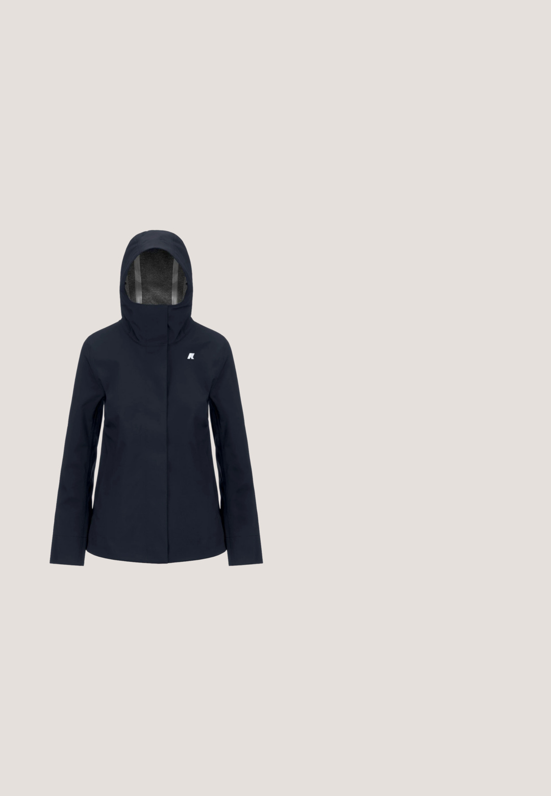 Chaqueta impermeable de color navy con capucha, presenta un cierre de cremallera en la parte delantera, mangas largas y un pequeño logo en el pecho. Tejido liso y texturizado.; Camiseta deportiva de manga larga en azul oscuro, con cuello tipo zip, capucha y agujeros para los pulgares. Tejido texturizado con un patrón geométrico. Logo en el pecho.; Leggings activos azul navy con una cinturilla alta, bolsillos laterales y un logotipo sutil. Fabricados con un tejido elástico y suave con una forma ajustada.; Zapatilla de correr azul claro y morada con logo beige y suela gruesa diseñada para amortiguación y tracción.; Gafas de sol con montura rosa translúcida y lentes púrpuras con degradado. Presentan acentos en tono dorado en las patillas. Diseño angular en forma de ojo de gato.; Bolsa de tela negra con forma cuadrada, correas ajustables y cierre de cordón. Presenta una textura suave y un diseño minimalista.