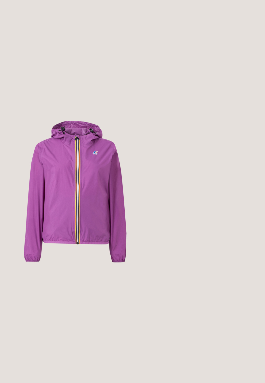 Veste légère à capuche de couleur violette avec une fermeture à glissière centrale multicolore, des cordons de serrage sur la capuche, des poignets élastiques et un petit logo sur la poitrine.; Chemise à manches longues lavande avec motif floral tropical et palmiers, le mot "ROXY" en tons bleus et roses au centre avant.; T-shirt lilas à manches courtes et col rond avec un petit texte jaune sur le côté gauche de la poitrine indiquant "Forever Chasing Sunsets."; Pantalon de survêtement larges couleur lavande claire avec une taille élastique, un cordon de serrage ajustable et des poches latérales. Tissu doux avec une texture lisse.; Baskets en daim violet avec semelle marron, design bas, lacets et col de talon rembourré blanc sur un fond uni.; Corde tissée violette avec deux extrémités sphériques, présentant une surface texturée. Le design est simple et de forme circulaire.