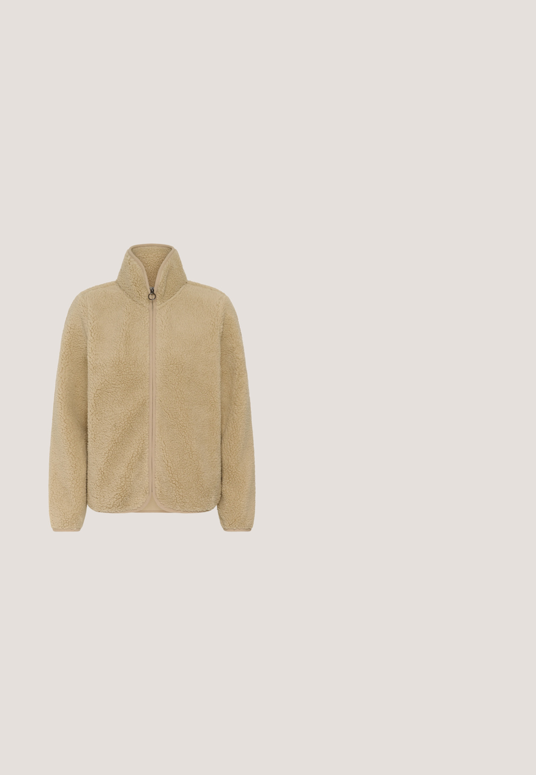 Beige fleecejack met volledige ritssluiting, hoge kraag en lange mouwen, gemaakt van zacht gestructureerde stof met afgeronde zoomranden.; Soft Rebels Trui - biege; Crème-kleurige langekleurige turtleneck top met slim fit en een gladde stoffen textuur, weergegeven op een effen witte achtergrond.; Crème-kleurige wijde broek gemaakt van zachte stof, met een elastische tailleband en een getextureerde ribgebreide afwerking bij de manchetten.; Tan nubuck enkellaars met een ronde neus en gewatteerde kraag, voorzien van contrasterende stiksels en een gestructureerde rubberen zool.; Beige nepleren schoudertas met een gebogen vorm, ritssluiting en een verstelbare strap met een metalen sluiting. Voorzien van een klein logo-opdruk.