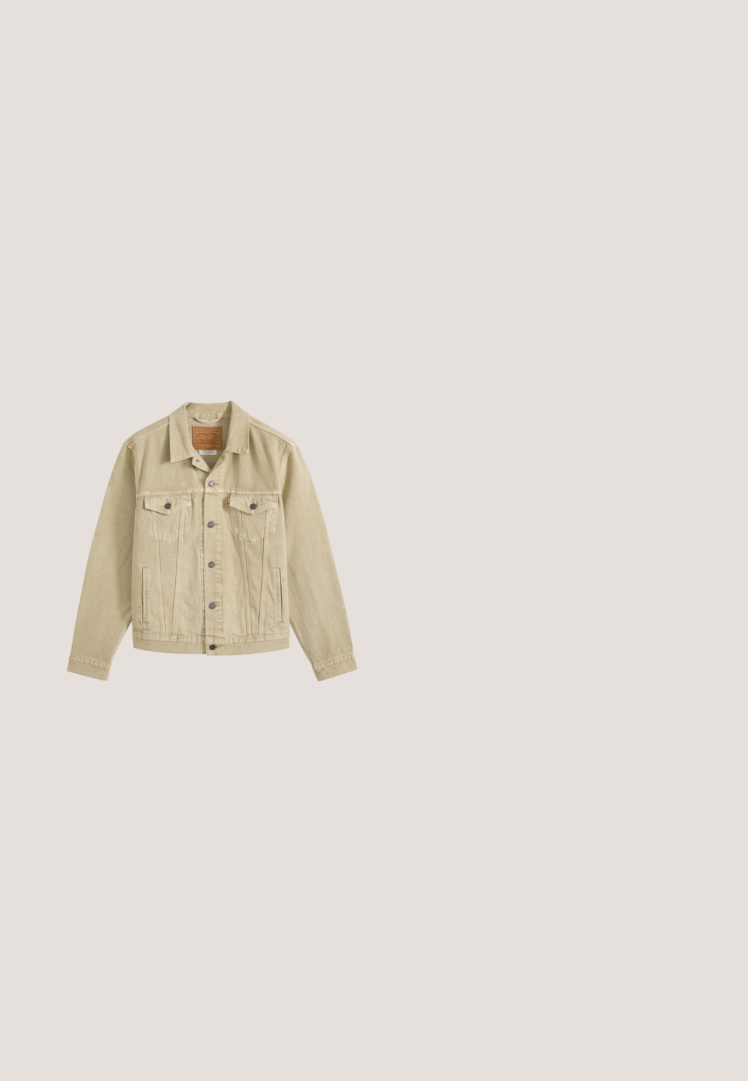 Beige denimjakke med knapper foran, brystlommer med klap og knapper, sidelommer med slidser og et brunt lædermærke indeni kraven.; Langærmet marineblå henley-skjorte lavet af ribbet stof. Har en rund halsudskæring og tre knaplukning. Ærmerne er tætsiddende.; Brune bomuldsarbejdsbukser med lige ben-design, der har frontlommer og metalhardware detaljer for ekstra holdbarhed.; Vandtætte vandrestøvler med en overdel af lyst læder, grå fleece-krave, brune detaljer og en slidstærk sort sål. Har metal snørebåndshænger.; Polariserede solbriller med grå linser, sølvmetalramme, dråbeform, dobbelt næsebro og sorte temple tips med en orange accent.; Sølv metalarmbånd med en fletdesign, der har en guldfarvet stangaccent prydet med klare krystaller. Låseoplysninger er synlige.