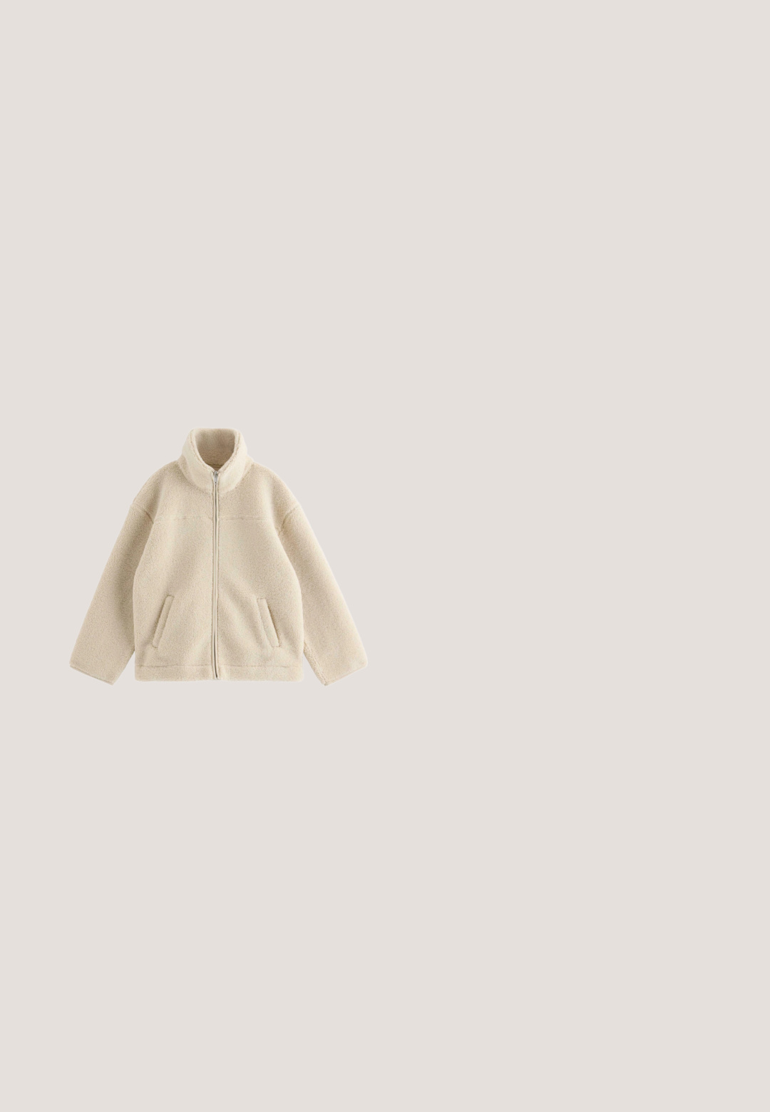 Beige fleecejack met volledige ritssluiting aan de voorkant, hoge kraag, lange mouwen en twee schuine voorzakken.; Crèmekleurige gebreide trui met een gestructureerd diamantpatroon, een ritskraag, geribde manchetten en een klein geborduurd logo aan de voorkant links.; Witte top met lange mouwen, ronde hals en geplooide details aan beide zijden bij de taille, plat neergelegd op een witte achtergrond.; Lichtbeige sweatpants met rechte pijpen, een elastische tailleband en een klein Champion-logo op de linker dij.; Pluizig, crèmekleurig slipper met een zachte textuur, ronde neus, minimalistisch ontwerp en een klein stoffen lusje aan de achterkant voor gemakkelijk aan- en uittrekken.; Beige zachte stoffen schoudertas met plooien, verstelbare riem en zijzakken met trekkoordsluitingen.