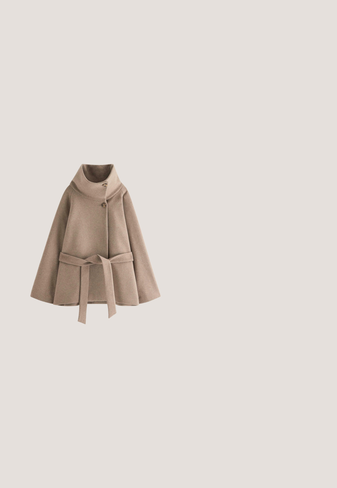Taupe uld kappecoat med høj krave, to knapper, brede ærmer og et matchende stofbælte bundet i taljen.; Beige strikket sweater med lange ærmer og en rund halsudskæring, dekoreret med store bladmønstre og en mesh-struktur. Fremhævet af klokkeærmer.; Brune ruskindsstøvle til knæet med en rund tå, flad sort sål og en dekorativ spænde øverst, der har en glat tekstur og rene linjer.; Firkantede solbriller med skildpaddemønster, brune gradientlinser og tynde, mørkebrune stel på hvid baggrund.; Brun ruskind rektangulær håndtaske med to læderrem detaljer, metal spænder, top håndtag og en lille sølv logo på frontklappen.; Guld Furla-ring med en rund klynge af klare krystaller og et delvist guldarmbånd indgraveret med "Furla".