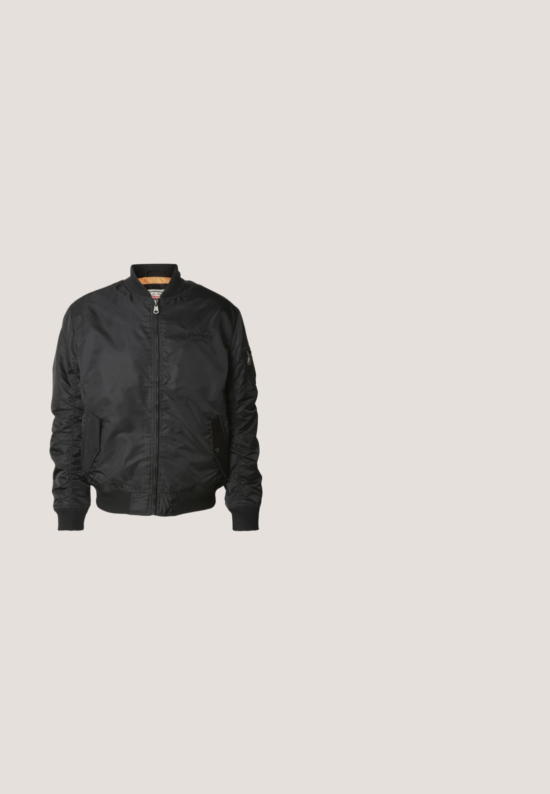 Veste bomber noire avec fermeture éclair à l'avant, col et poignets côtelés, deux poches à rabat à l'avant, et une petite poche zippée sur la manche gauche.; Pull en tricot beige avec des motifs en relief, col rond et épaules tombantes, associé à un pantalon cargo noir et des baskets blanches.; T-shirt à manches courtes et col rond de couleur verte unie, présenté de face sur un fond blanc uni.; Pantalon cargo beige en coton. Dispose de poches latérales, de passants de ceinture et d'une fermeture éclair. Design à jambe droite, texture lisse et sans motifs.; Baskets en cuir noir avec semelle blanche, lacets noirs et logo embossé, flottant au-dessus d'un sol gris avec un mur en verre.; Petit sac bandoulière en cuir noir texturé avec poche avant à rabat et sangle réglable en tissu.