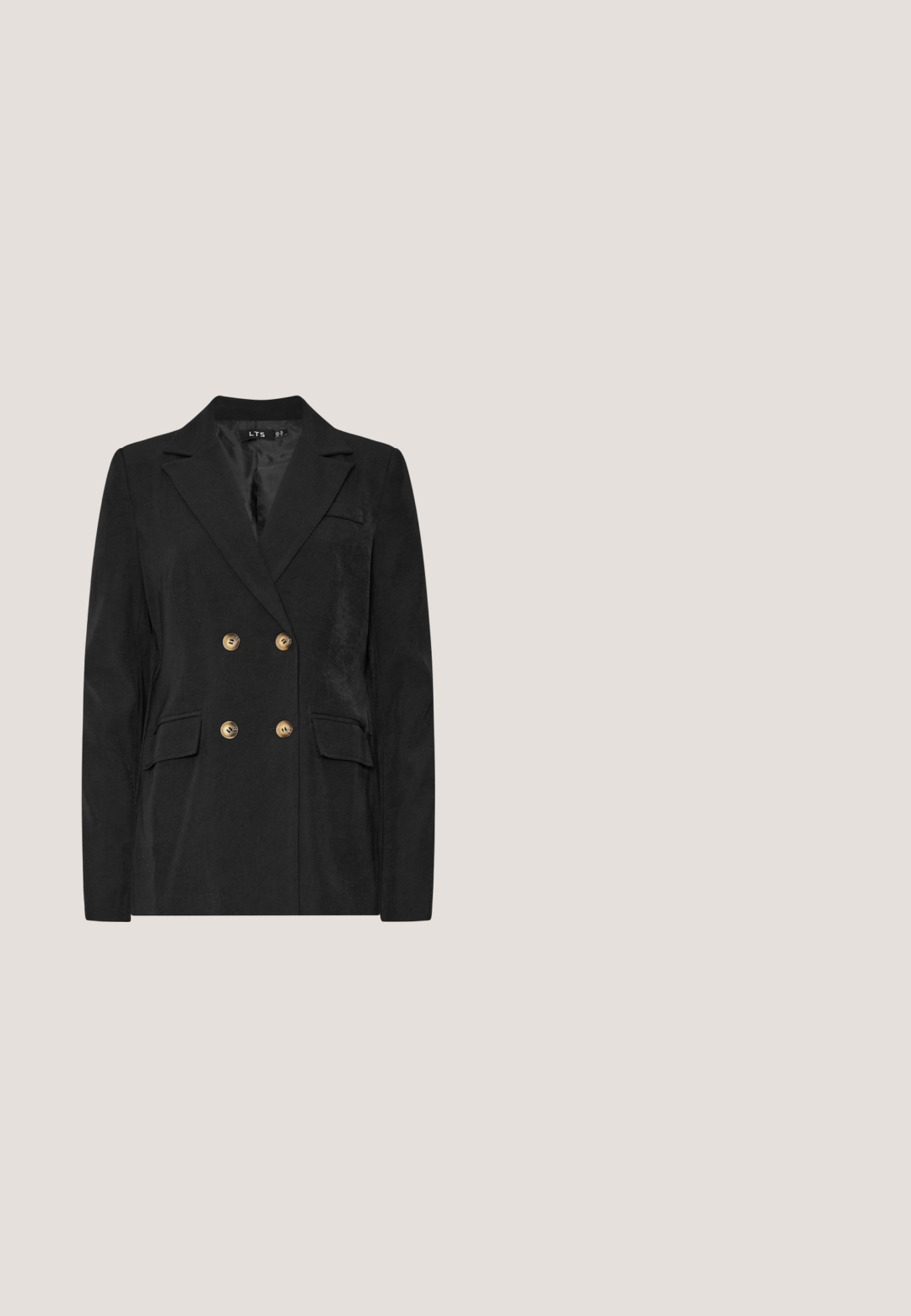 Sort dobbeltbrystet blazer med guldknapper, to forlommer, notch-lapel og en glat tekstur. Skrædderet pasform med struktureret design.; Hvid, langærmet skjorte lavet af glat stof. Har en knyt-hals, knaplukning foran og en subtil glans. Lige kant med manchetter.; Sorte pinstripe bukser med høj talje, plisseret front og lige ben design. Stoffet ser struktureret ud og er skræddersyet til et formelt look.; Sort højhælet sko med en blank læderoverdel, spids tå og slank hæl. Har en glat struktur og et strømlinet, minimalistisk design.; Par af skinnende øreringe i guldfarvet kædelink med glatte, uregelmæssigt formede led forbundet i et moderne snoet design.; Sort læderbælte med et bredt bånd, der har en dobbeltnåle i guldfarve og flere huller til justerbar størrelse. Glat tekstur og rent design.