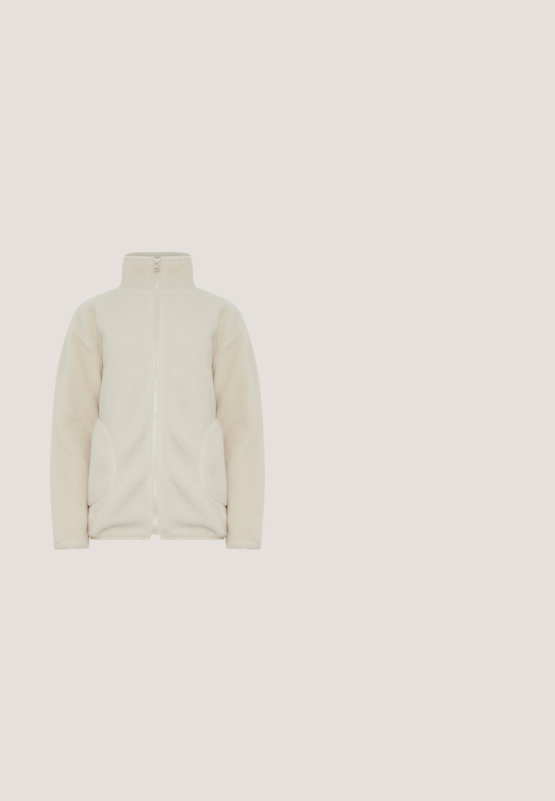 Beige Fleecejacke mit hohem Kragen, durchgehendem Reißverschluss und zwei Seitentaschen. Weicher Stoff und lässiges Design, ideal zum Überziehen.; Beige T-Shirt mit kurzen Ärmeln, Rundhalsausschnitt und aufgerollten Ärmeln. Hergestellt aus weichem Stoff mit glatter Textur und dezenten Nähten.; Blaue Nike-Sweatpants mit elastischem Bund, Kordelzug, Bündchen an den Knöcheln und weißem Nike-Swoosh-Logo am linken Oberschenkel.; Beiger Sportschuh mit strukturierter Oberfläche und einzigartiger Sohle, schwebt über einer grauen Betonbrüstung mit verschwommenen Treppen im Hintergrund.; Beige Umhängetasche mit einer glatten, gepolsterten Textur, Reißverschluss und einem Logo-Patch. Verfügt über einen dünnen, verstellbaren Tragegurt.; Armband aus silberfarbenem Metall mit abwechselnden ovalen und flachen Gliedersegmenten, ausgestattet mit einem Krebsklauenverschluss und einer glatten Oberfläche.