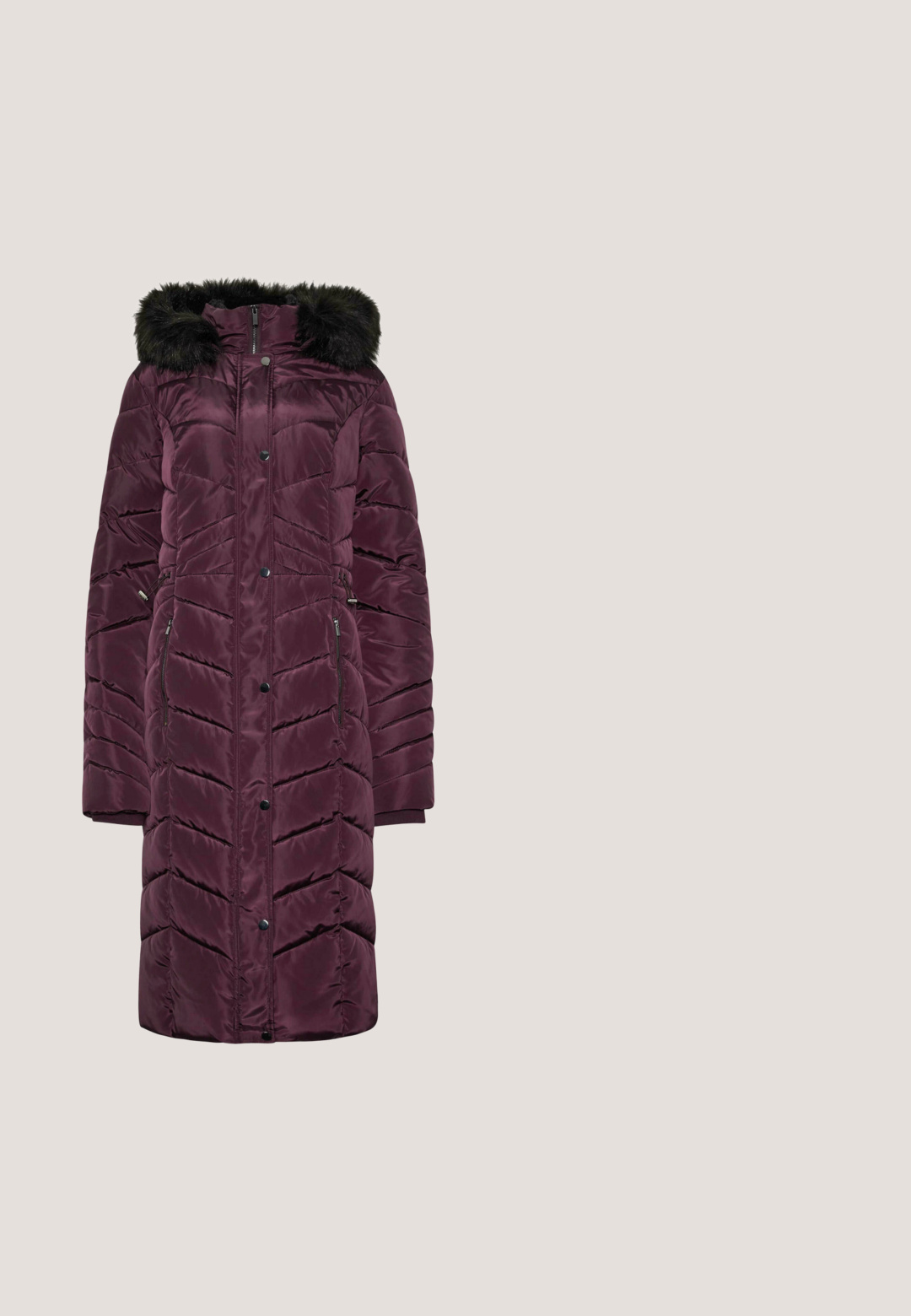 Parka matelassée bordeaux avec une capuche en fausse fourrure. Présente un motif matelassé, des poches latérales zippées et un devant fermé par des boutons.; Pull noir oversize avec un col en V, fabriqué en tissu tricoté texturé. Il possède des manches larges et une coupe ample. Aucun motif ni accent visible.; Jupe trapèze en similicuir noir avec taille haute et coutures apparentes à l'avant et près de l'ourlet.; Bottine noire en cuir avec un bout pointu, détail de fermeture éclair sur le côté et un talon aiguille haut. Texture lisse et design élégant.; Pochette en cuir noir à porter en bandoulière avec un rabat en cuir verni à motifs crocodile. Elle possède un logo doré et une bandoulière tressée avec des accents dorés.; Boucles d'oreilles en argent en forme d'infini, ornées d'accents gravés "LOVE" et "GUESS", avec un petit gemme transparente au centre.