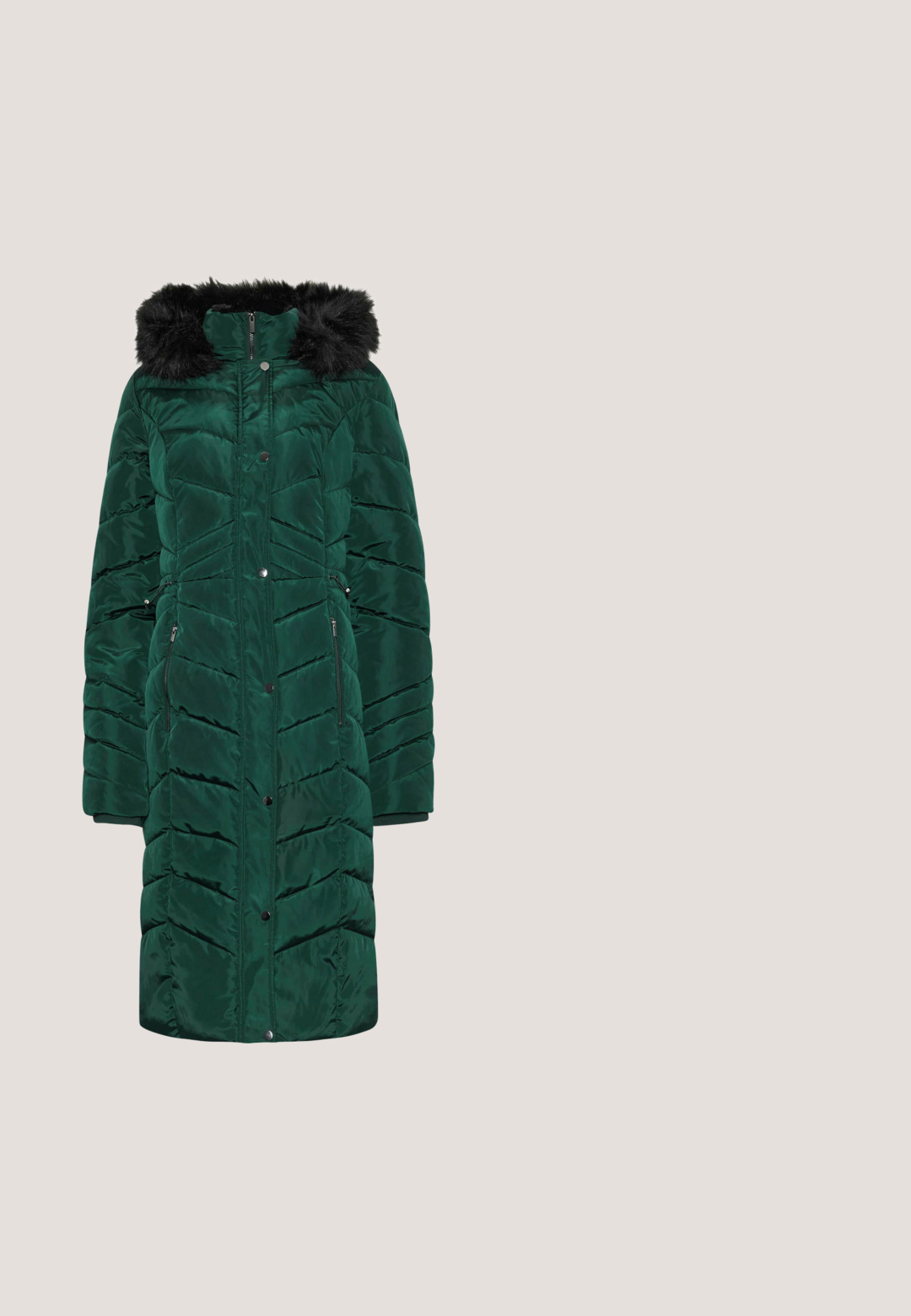 Manteau matelassé long vert avec capuche, ornée d'une fourrure noire, poches zippées et motif en chevrons. Matériau durable avec fermeture à boutons.; EDITED DANIELA - Pullover - dunkelgrün; Jupe crayon noire à côtes avec un design ajusté. Dotée d'une taille haute et d'un tissu texturé, offrant une silhouette lisse.; Bottines en cuir verni vert avec une semelle en caoutchouc noir épaisse, bout rond et lacets assortis. Détail de boucle sur le côté pour un ajustement sécurisé.; Sac à main en cuir vert de forme rectangulaire, accents en métal doré et une poignée supérieure. Dispose de deux sangles latérales pour la fermeture.; Paire de boucles d’oreilles en argent, chacune ornée d’une grande pierre précieuse verte facettée en forme de goutte, maintenue par trois griffes et une boucle en argent torsadée au sommet.