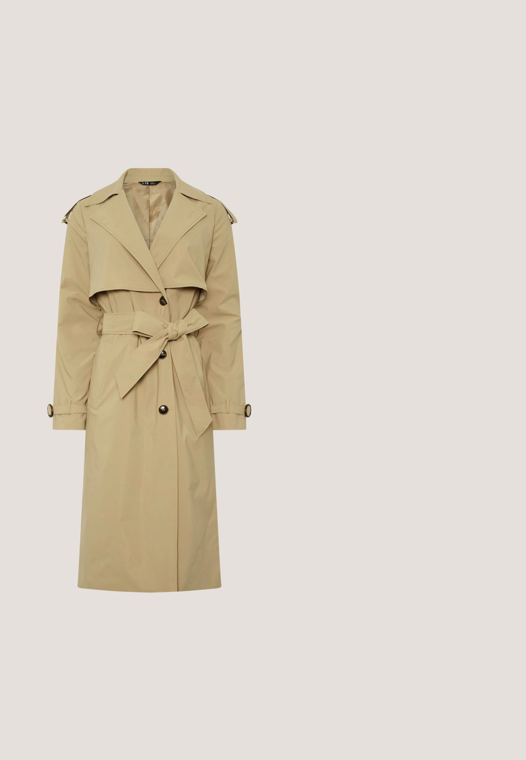 Trench-coat beige longueur genoux avec larges revers, taille ceinturée nouée en un nœud, fermeture à boutons et détails de lanières sur les poignets et les épaules.; Haut rayé bleu marine et blanc à manches longues avec un col bateau et des accents de boutons dorés sur les manches retroussées. Tissu doux, coupe décontractée.; Pantalons noirs fuselés avec une texture lisse, dotés de deux poches zippées à l'avant et de plis avant pour un design structuré.; Ballerine en cuir noir avec un bout arrondi, texture lisse et un accent logo doré sur le côté. Placée au-dessus d'une surface réfléchissante.; Écharpe en soie bleue ornée d'un motif d'ancre blanche, bordée de doubles rayures noires et blanches. Forme carrée élégante. Texture lisse.; Sac bandoulière en cuir marron avec fermoir argenté et sangle ajustable sur un fond clair uni.