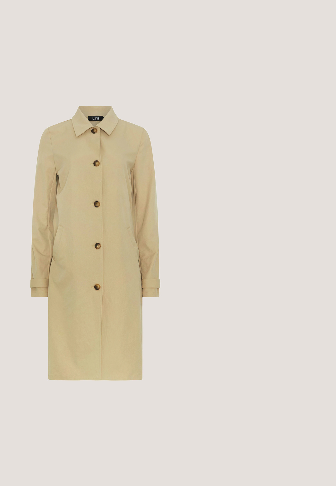 Trench-coat beige longueur genoux avec cinq boutons marron, manches longues, poches latérales et col classique pointu.; Pull rayé bleu marine avec des rayures horizontales blanches. Il a un col rond et des manches longues. Fabriqué en tissu doux et texturé.; Jean skinny en denim bleu avec une texture lisse, design cinq poches, accents en rivets cuivrés et coutures orange contrastantes.; Bottes en suède beige, montantes jusqu'au genou, avec un design plissé, un bout pointu et un talon en bloc en bois. Elles sont équipées d'une fermeture éclair sur le côté pour un enfilage facile.; Lunettes de soleil carrées marron avec verres dégradés jaune-brun et branches fines, reposant sur une surface blanche.; Sac à main en cuir brun avec deux poignées, bandoulière amovible, texture lisse et une petite étiquette décorative. Il présente un design élégant et des coutures contrastées.