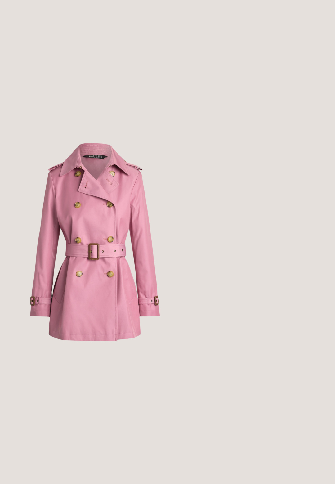 Pink trenchcoat med dobbeltrækket front, guldknapper, bælte i taljen, skulderklapper og sidelommer. Glat stoffinish.; Fuchsia kjole lavet af glat stof, med korte ærmer, rund halsudskæring og draperede detaljer over livet.; Lyserøde pumps i ruskind med høj hæl, spids tå og slank hæl. Glat tekstur og ren design med en buet hællinje.; Lyserøde transparente solbriller med mørke gradientlinser. Firkantet form, gyldne detaljer på stængerne og en blank finish. Letvægtsdesign.; Rektangulær lyserød læderclutch med foldover-klap, lås i guldton og aftagelig håndledsrem på en grå baggrund.; Øreringe i guldtone med rektangulære, lyserøde ædelstene og små klare krystaller langs låsene.