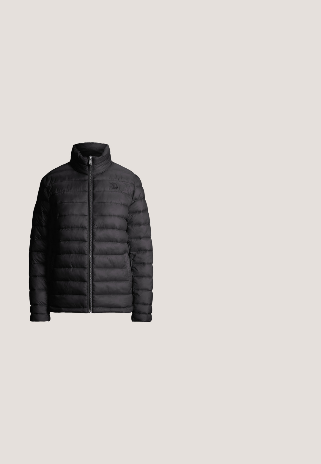 Must must vest, mille, mille krae, horisontaalselt tikitud disain, esi tõmblukk ja diskreetne logo rinnal. Sile tekstuur.; Helehall pika varrukaga ümara kaelusega särk, vasakul rinnal väikese tumel sinise tikitud polo mängija logoga.; Mustad slim-fit teksapüksid viie taskuga, nööpidega kinnitatav ja Polo brändi sildiga vöökohal, tasapinnal valgel taustal.; Must have musta sünnipäev kingad mustast seemisnahast pehme ja karvase kraega, kummist tallaga ja hõbedaste detailidega. Omab tasast disaini ja tekstuurset detaili.; Mustast nahast kott pikkade sangade, kaanelehterduse ja väikese hõbedase klambri detailiga esiküljel keskel.; Kuld- ja hõbekõrvarõngad, millel on vapp-kujundus koos krooniga ja lõvi aktsentidega, ümara kujuga, sileda tekstuuriga ja poleeritud viimistlusega.