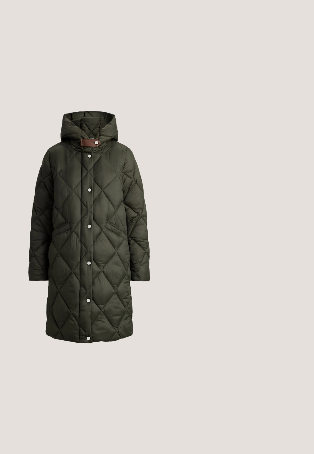 Manteau matelassé en vert foncé avec capuche, présentant une fermeture à pression, un motif de coutures diagonales et un accent en cuir au niveau du cou.; Pull en maille torsadée bleu marine avec col demi-fermeture éclair et logo Polo Ralph Lauren rouge brodé sur la poitrine.; Chemise à rayures horizontales bordeaux et blanches, manches jusqu'aux coudes et encolure bateau.; Jean denim bleu à jambes larges avec cinq poches, fermeture par boutons et détails délavés à l'avant et sur les cuisses.; Baskets en cuir synthétique croco bourgogne avec rayure blanche et logo doré, dotées d'un bout rond, de lacets à cinq œillets et d'une semelle en caoutchouc gomme.; Sac de voyage en toile marine avec des sangles en cuir beige, fermeture éclair, et un petit logo rouge sur le devant, présentant un design large et spacieux.