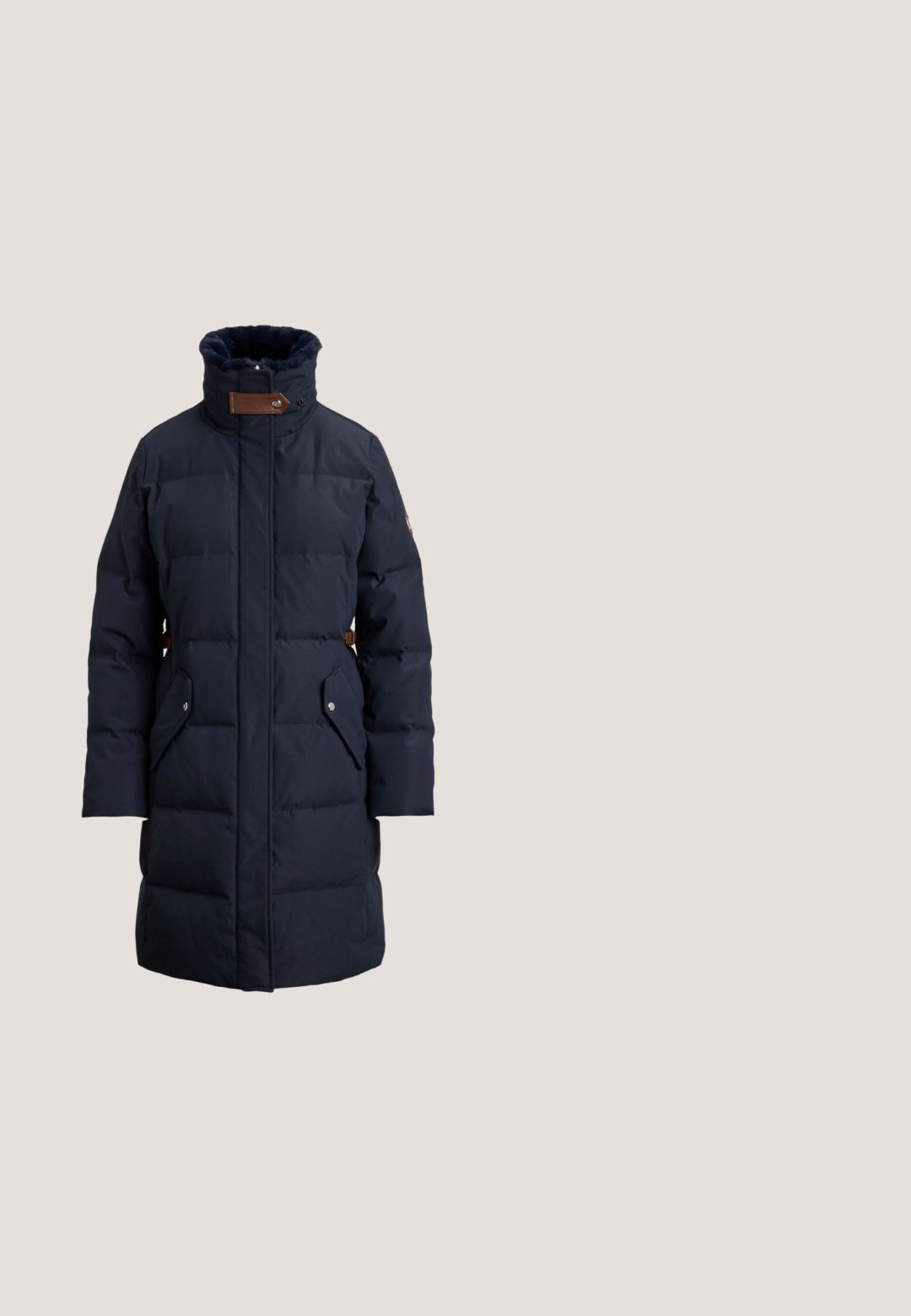 Mørkeblå pufferjakke med høj krave, horisontalt quiltet design, to sidelommer og brune læderdetaljer ved halsen.; Sort højt sweater lavet af struktureret strikket stof. Har en høj ribkantet krave samt ribbede manchetter og kant for en tætsiddende pasform.; Hvid langærmet Polo Ralph Lauren skjorte med rund hals og lille mørkeblå polo-spiller logo på venstre bryst.; Navyblå bukser med nålestriber lavet af tekstureret stof, med en tilpasset talje, plisseringer og knaplukning, med et smalt bendesign.; Brun ruskindsneaker med hvide snørebånd, en kontrasterende hvid hæl, gummisål og et broderet logo på siden. Klassisk lavt design.; Sort læderhåndtaske med en buet silhuet, metallynlås og et kort håndtag. Er udstyret med guldfarvet hardware og prægede detaljer med logoet foran.
